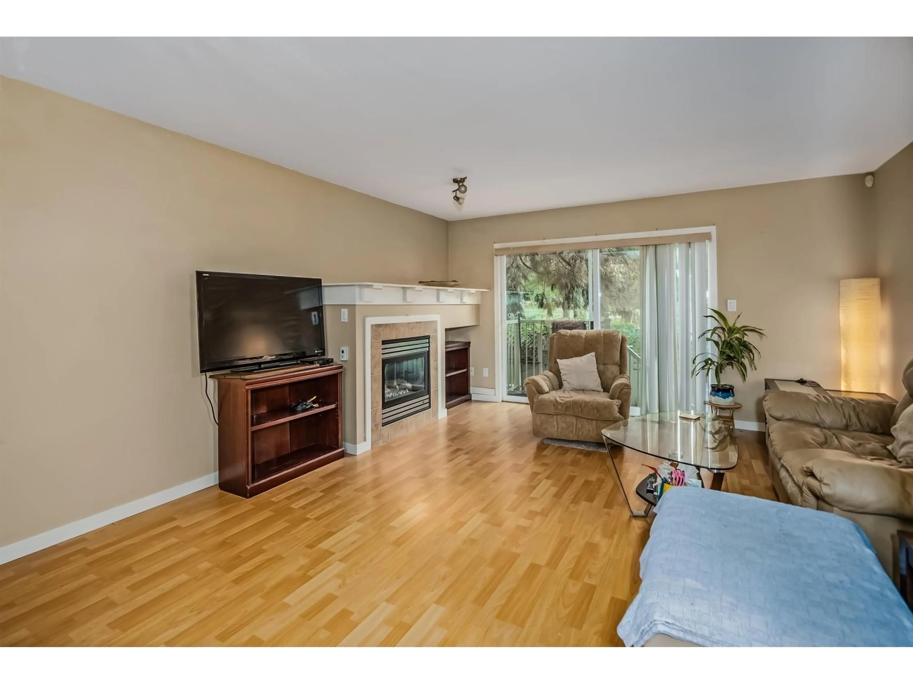 Living room with furniture, wood/laminate floor for 41 - 12738 66 AVENUE, Surrey British Columbia V3W1P3
