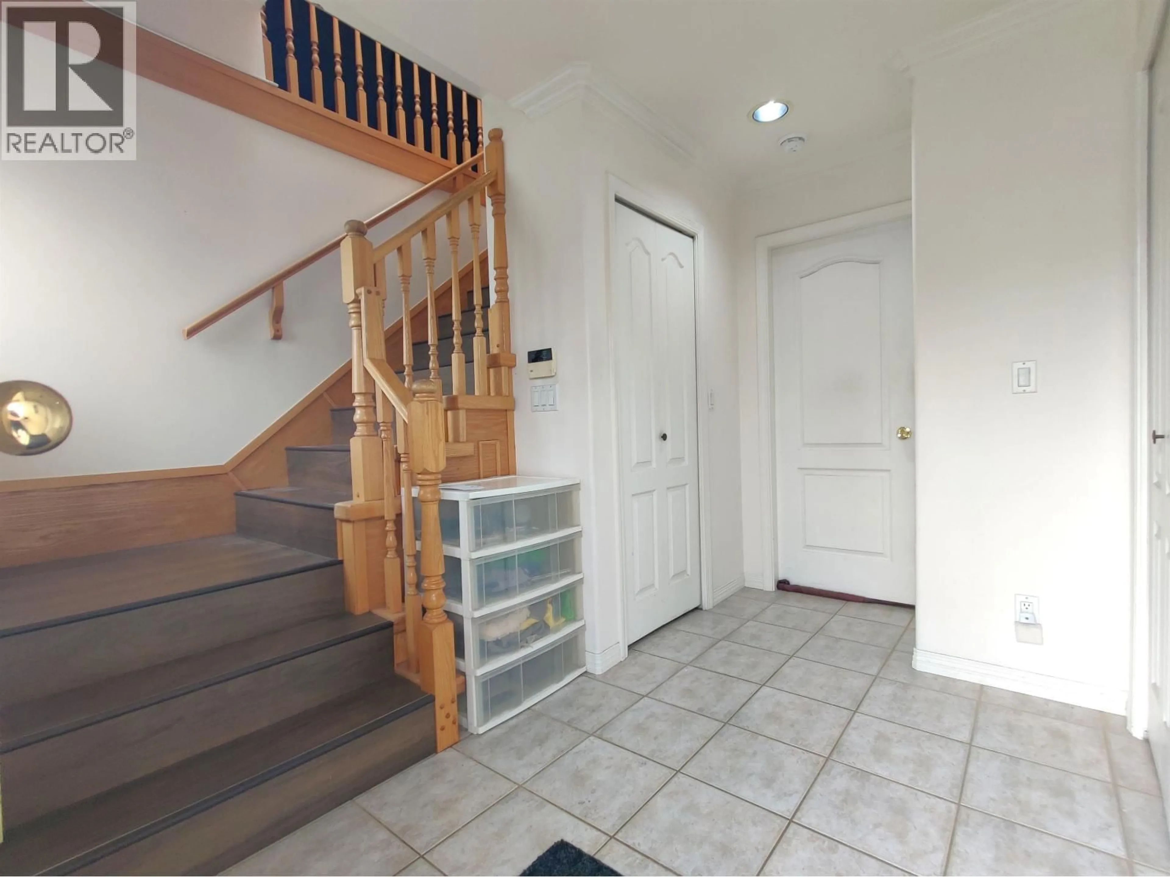 Indoor foyer for 3461 WILLIAM STREET, Vancouver British Columbia V5K2Z5