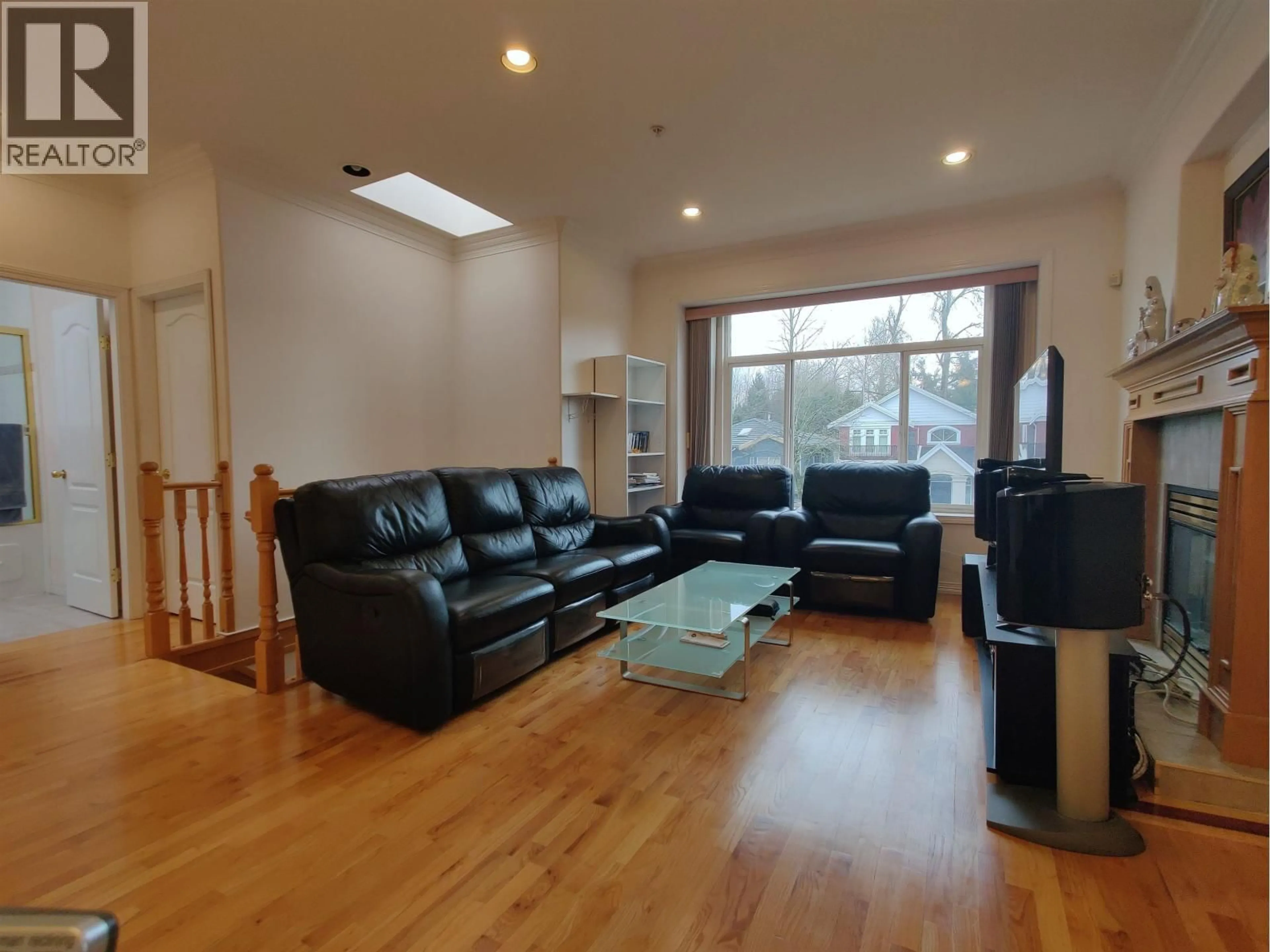 Living room with furniture, wood/laminate floor for 3461 WILLIAM STREET, Vancouver British Columbia V5K2Z5