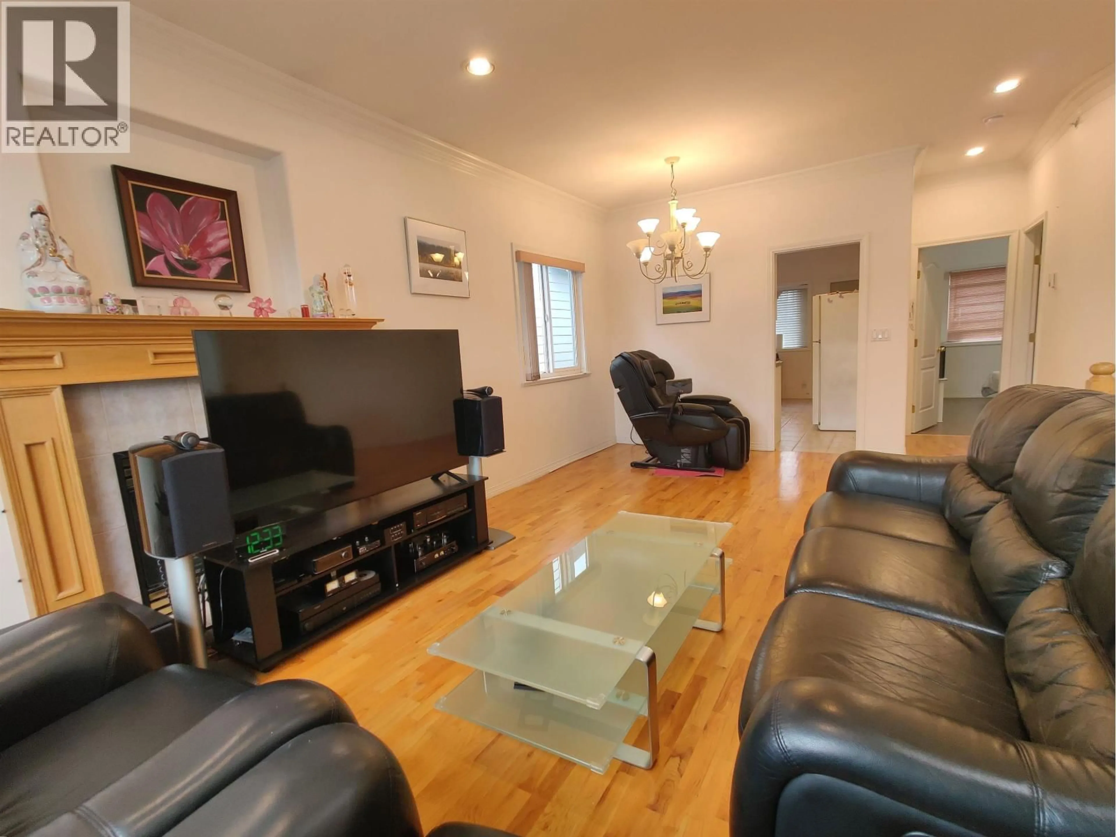 Living room with furniture, wood/laminate floor for 3461 WILLIAM STREET, Vancouver British Columbia V5K2Z5