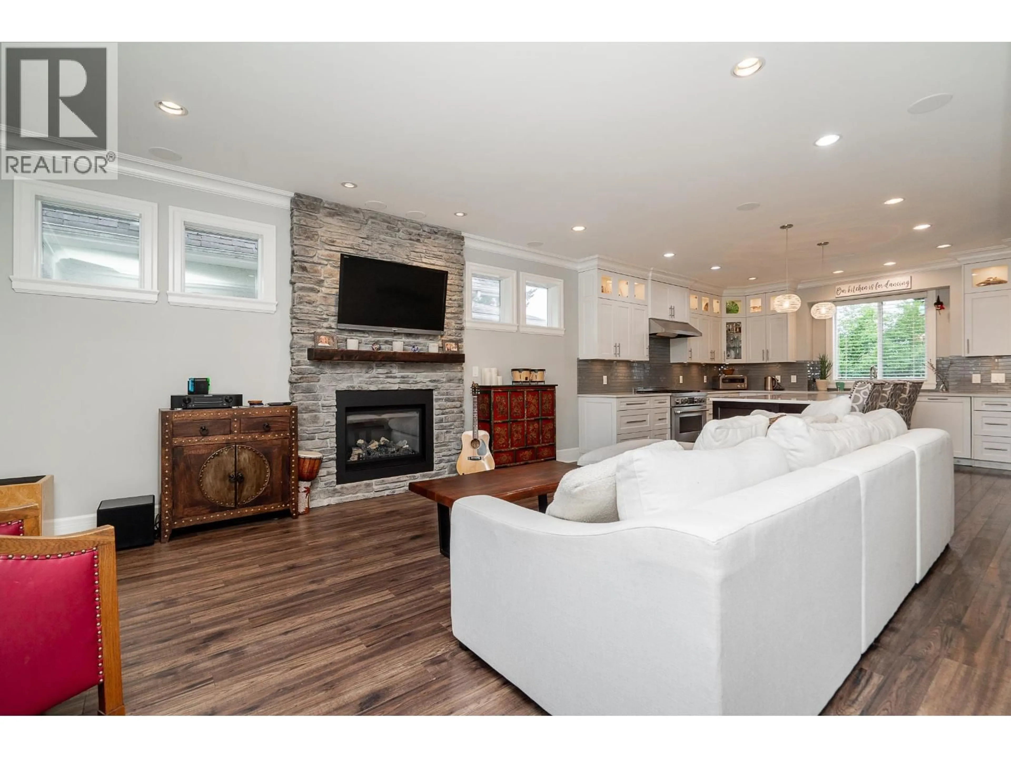 Living room with furniture, wood/laminate floor for 374 SIMPSON STREET, New Westminster British Columbia V3L3J9