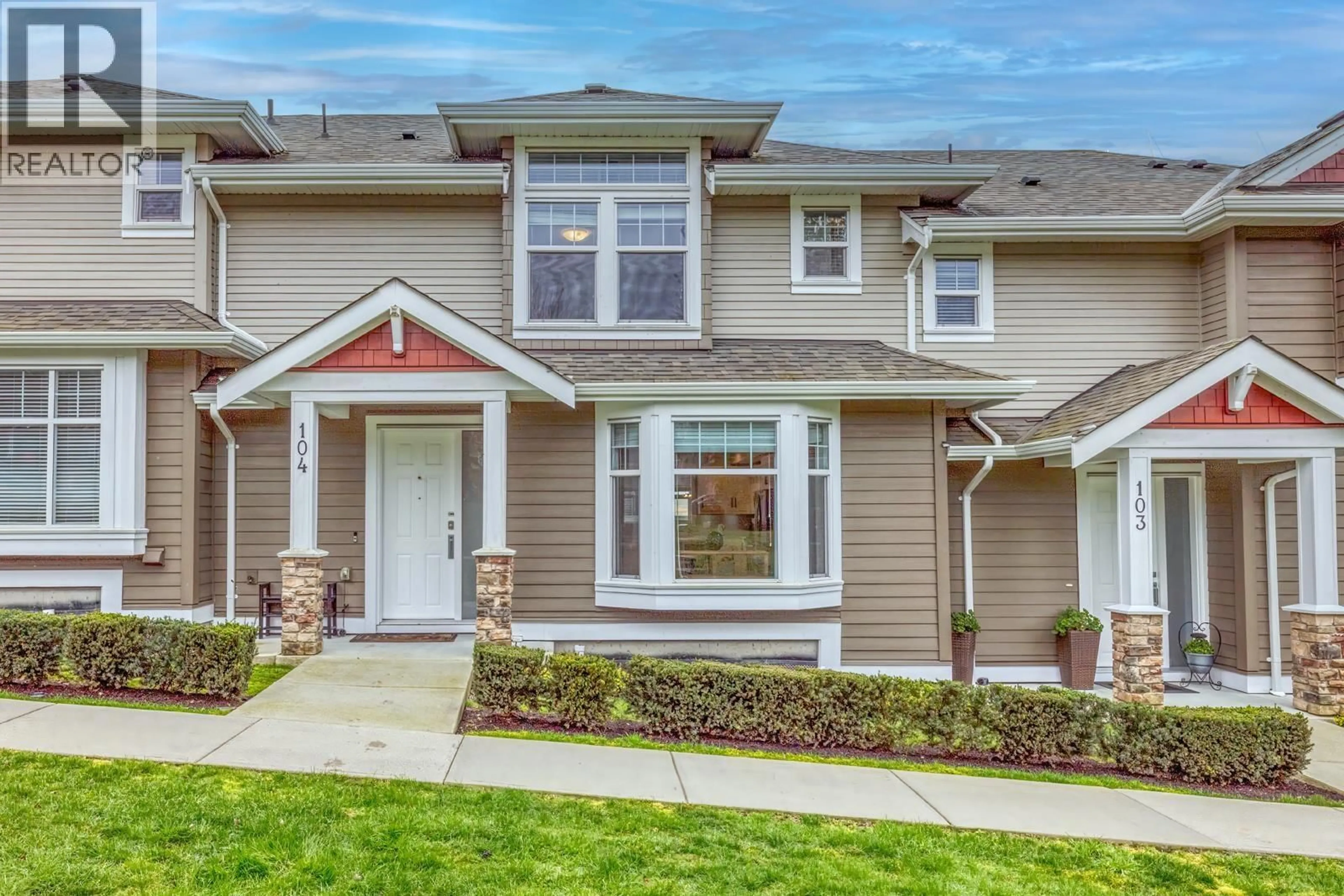 Home with vinyl exterior material, street for 104 - 1392 TRAFALGAR STREET, Coquitlam British Columbia V3E0H5