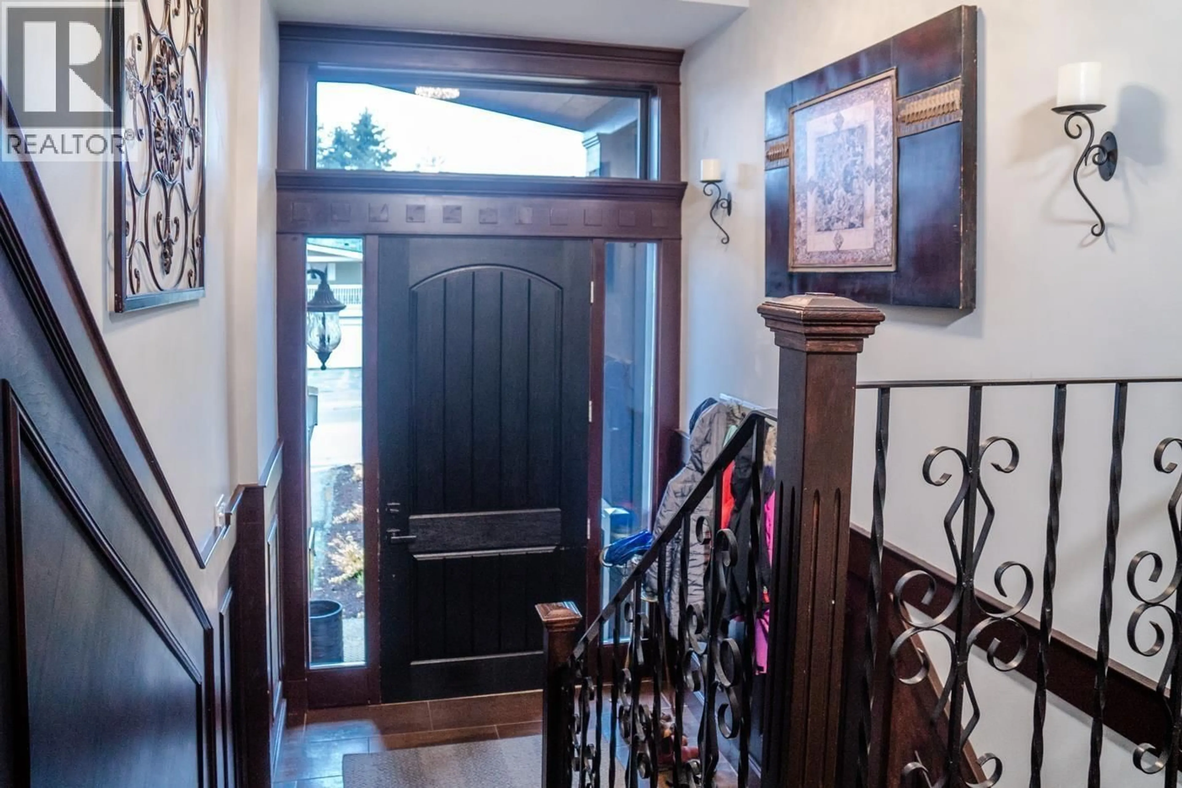 Indoor entryway for 1190 AUGUSTA AVENUE, Burnaby British Columbia V5A2V4