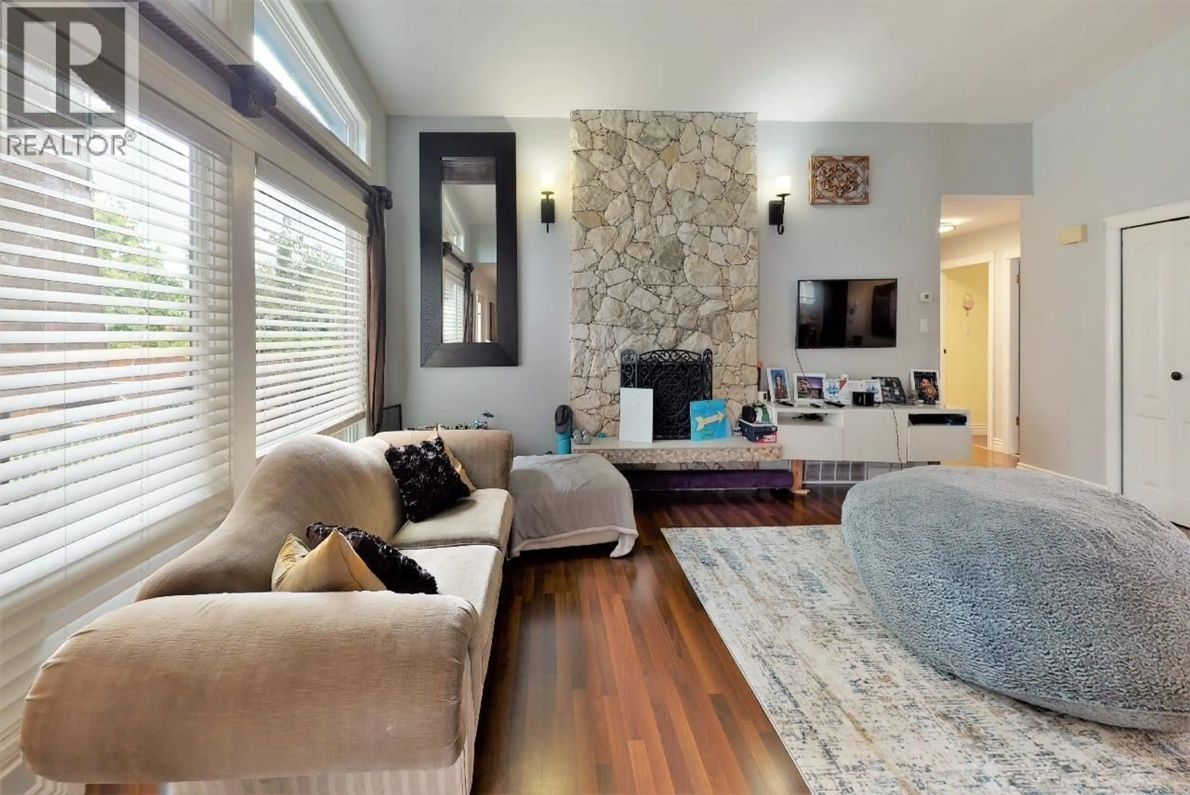 Living room with furniture, unknown for 1190 AUGUSTA AVENUE, Burnaby British Columbia V5A2V4