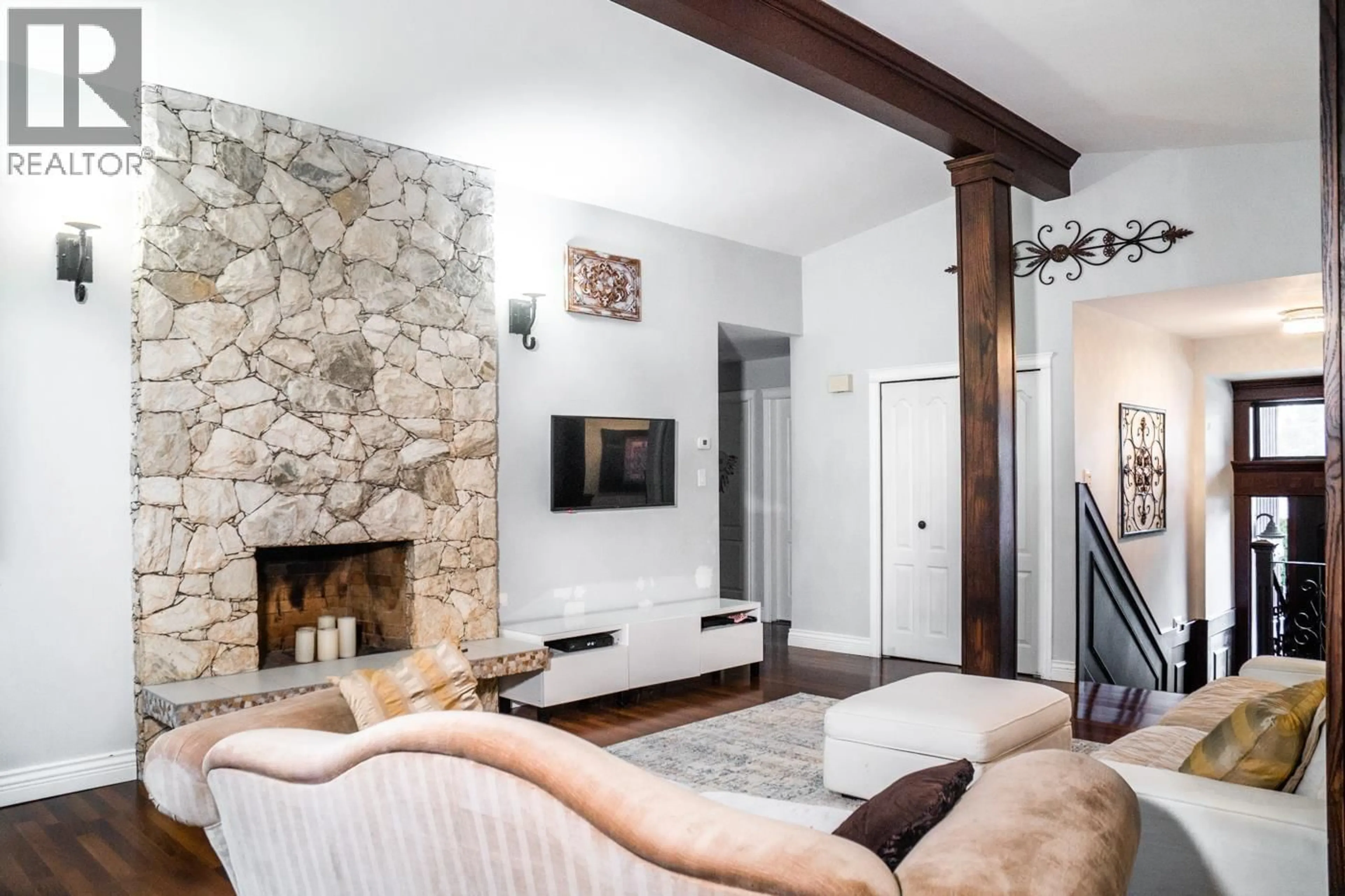 Living room with furniture, unknown for 1190 AUGUSTA AVENUE, Burnaby British Columbia V5A2V4