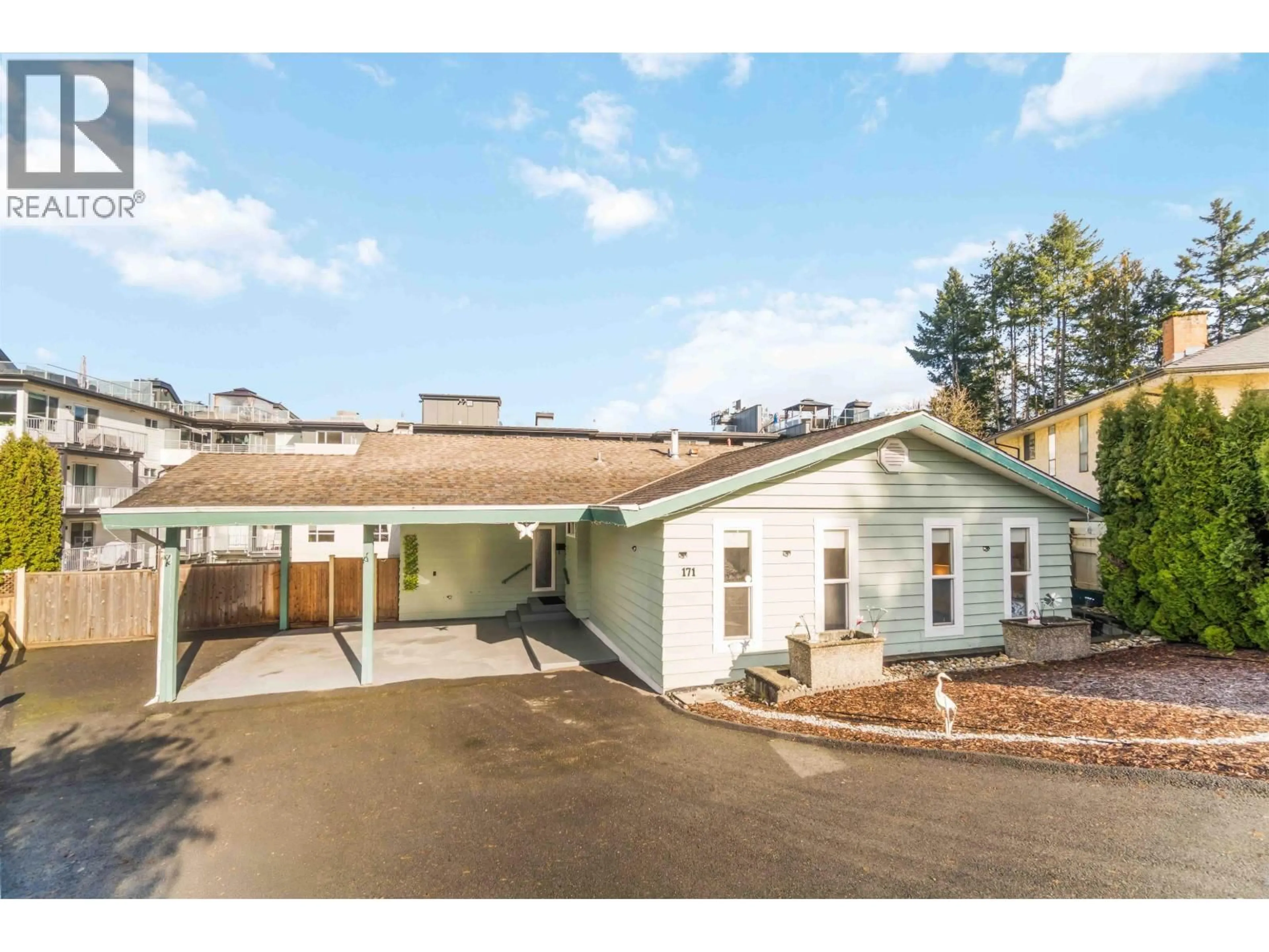 A pic from outside/outdoor area/front of a property/back of a property/a pic from drone, unknown for 171 EDWARD CRESCENT, Port Moody British Columbia V3H3J8