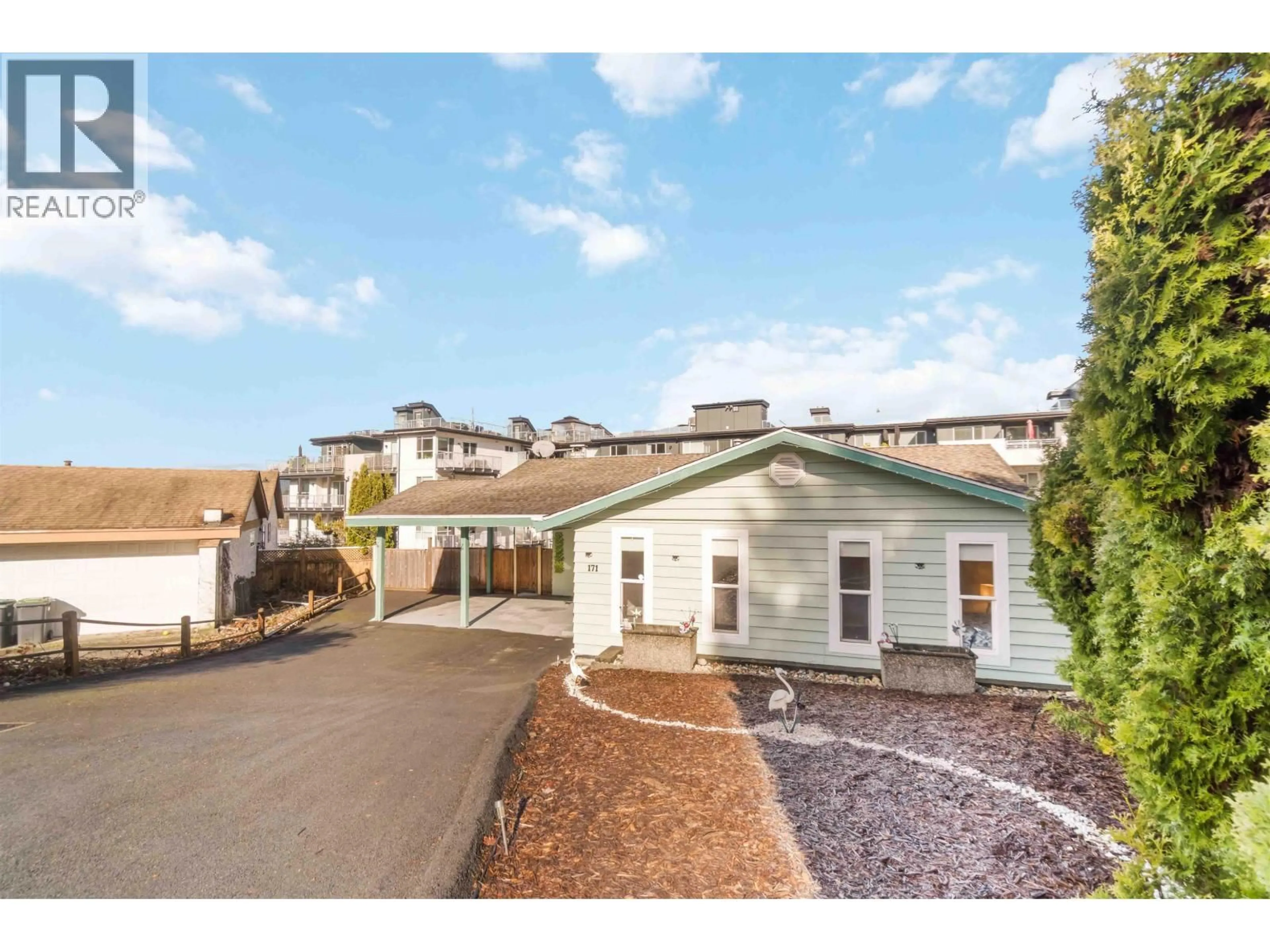 A pic from outside/outdoor area/front of a property/back of a property/a pic from drone, unknown for 171 EDWARD CRESCENT, Port Moody British Columbia V3H3J8