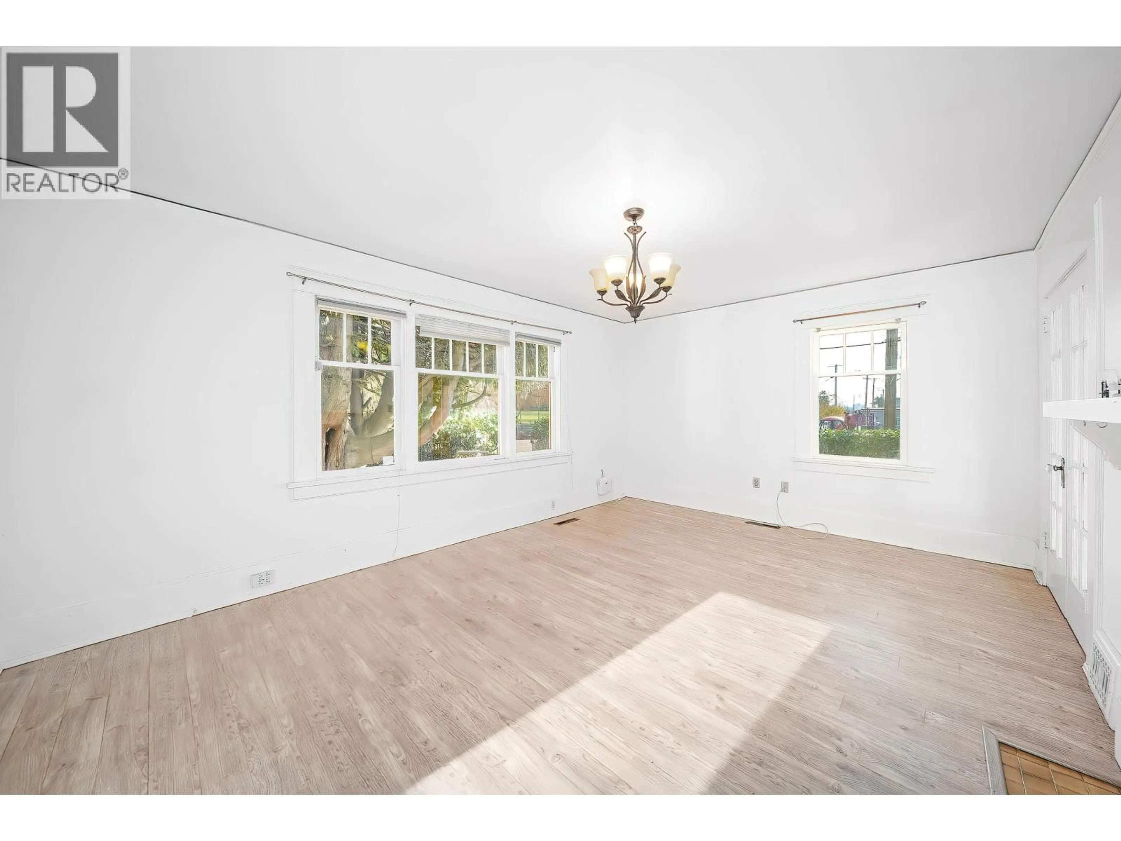 A pic of a room for 726 TENTH STREET, New Westminster British Columbia V3M3Z9