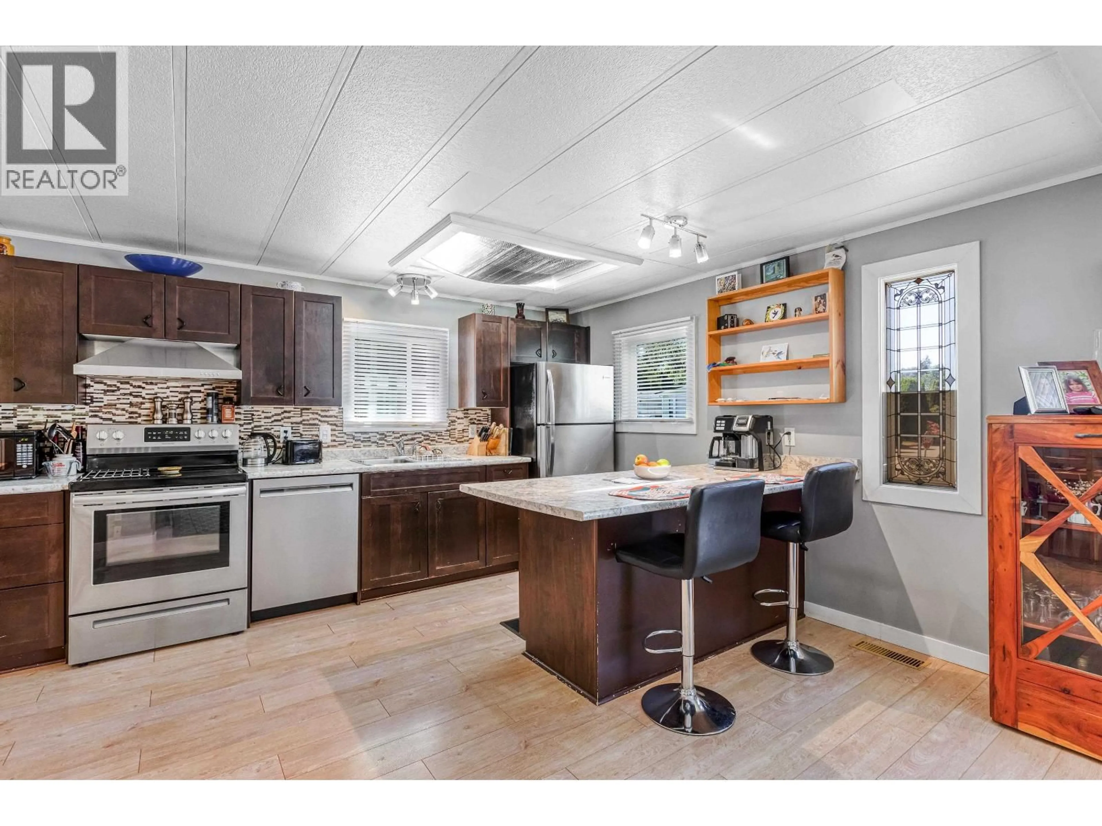 Open concept kitchen, ceramic/tile floor for 400A SUNDANCE CRESCENT, West Vancouver British Columbia V7P1B8