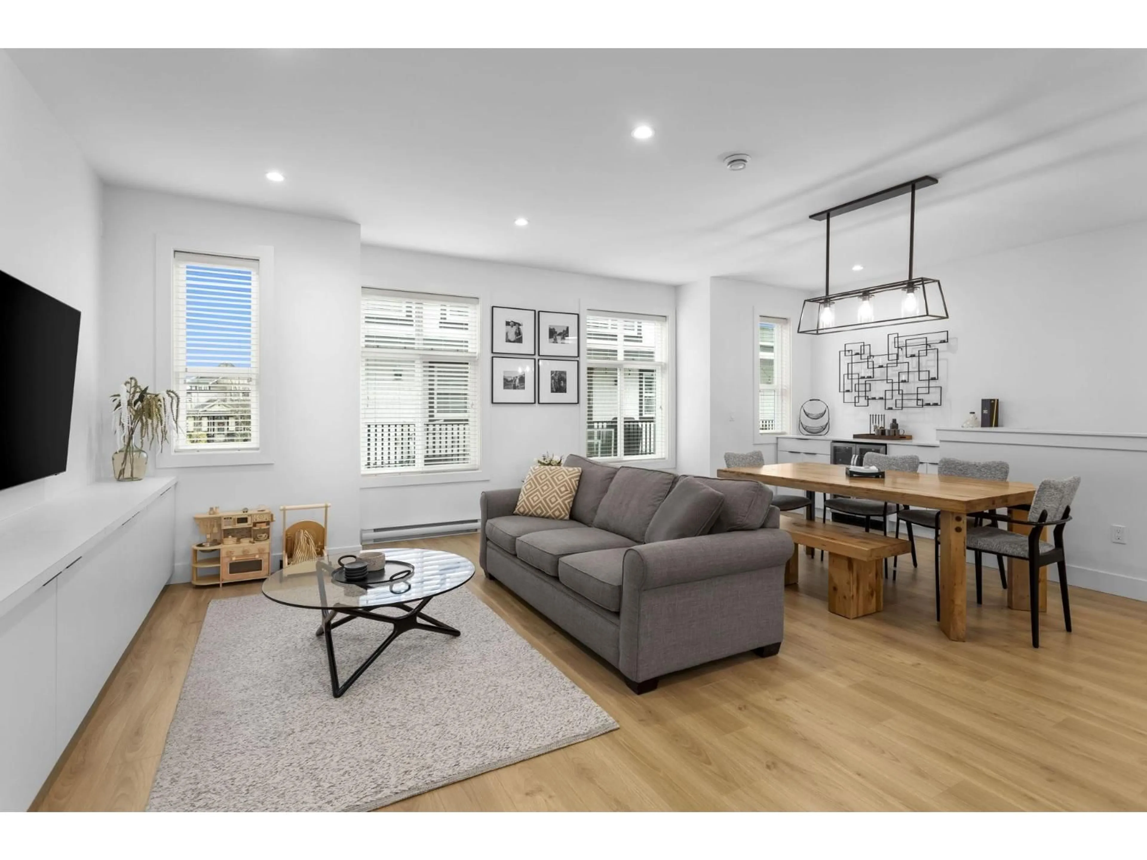 Living room with furniture, wood/laminate floor for 25 - 19255 ALOHA DRIVE, Surrey British Columbia V4N6T8