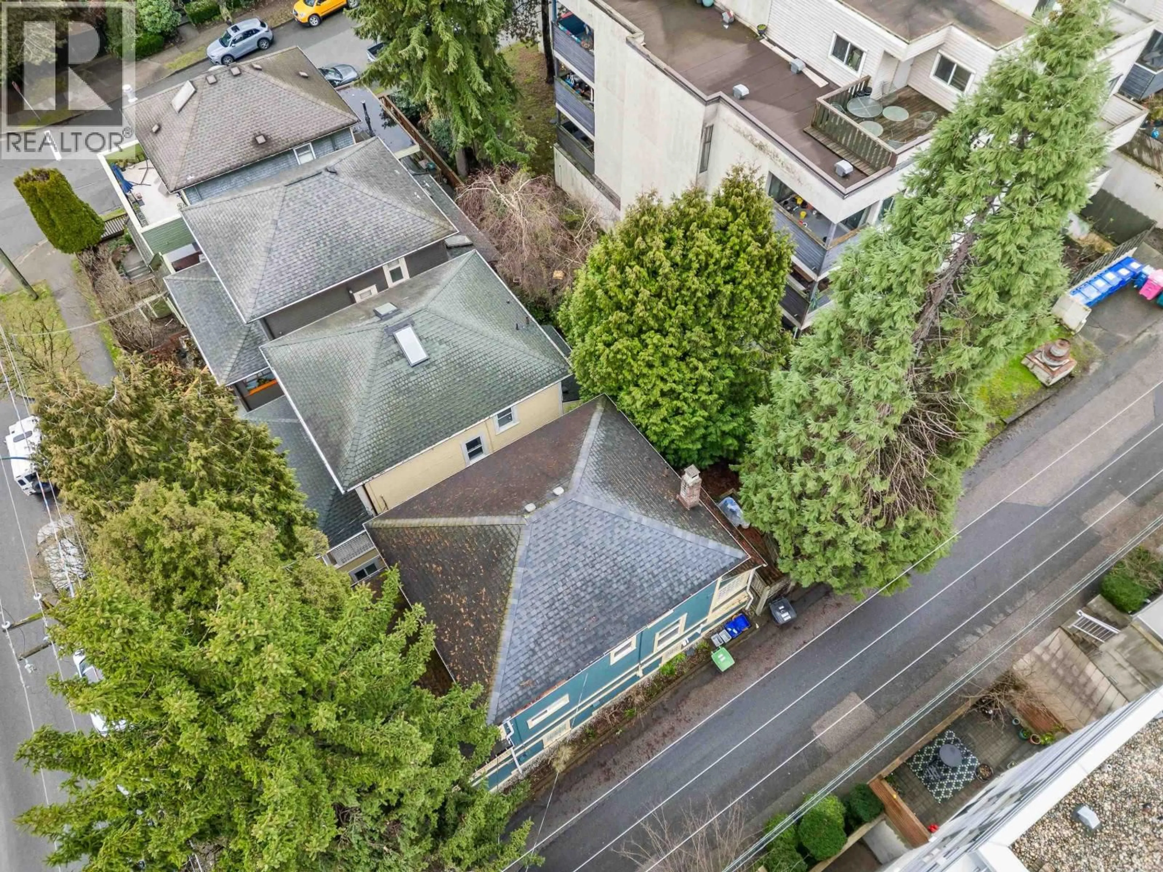A pic from outside/outdoor area/front of a property/back of a property/a pic from drone, city buildings view from balcony for 1620 MCLEAN DRIVE, Vancouver British Columbia V5L3P3