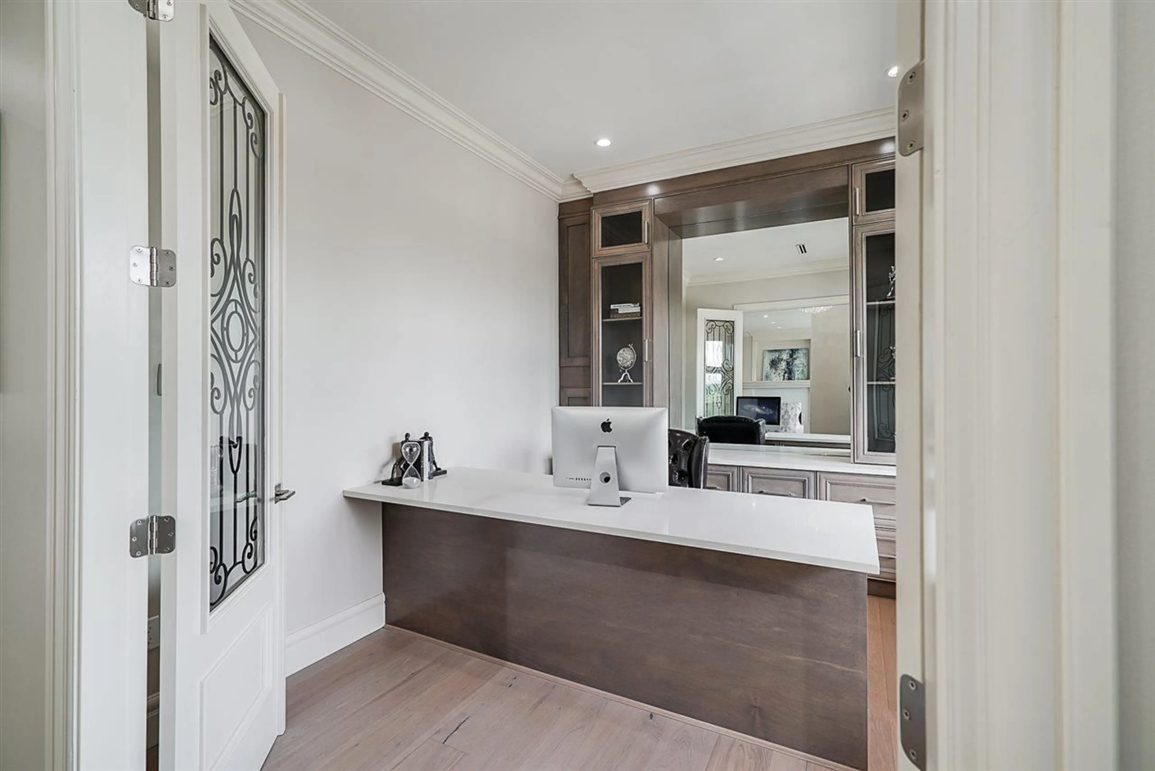 Contemporary bathroom, ceramic/tile floor for 9487 162A STREET, Surrey British Columbia V4N2B7