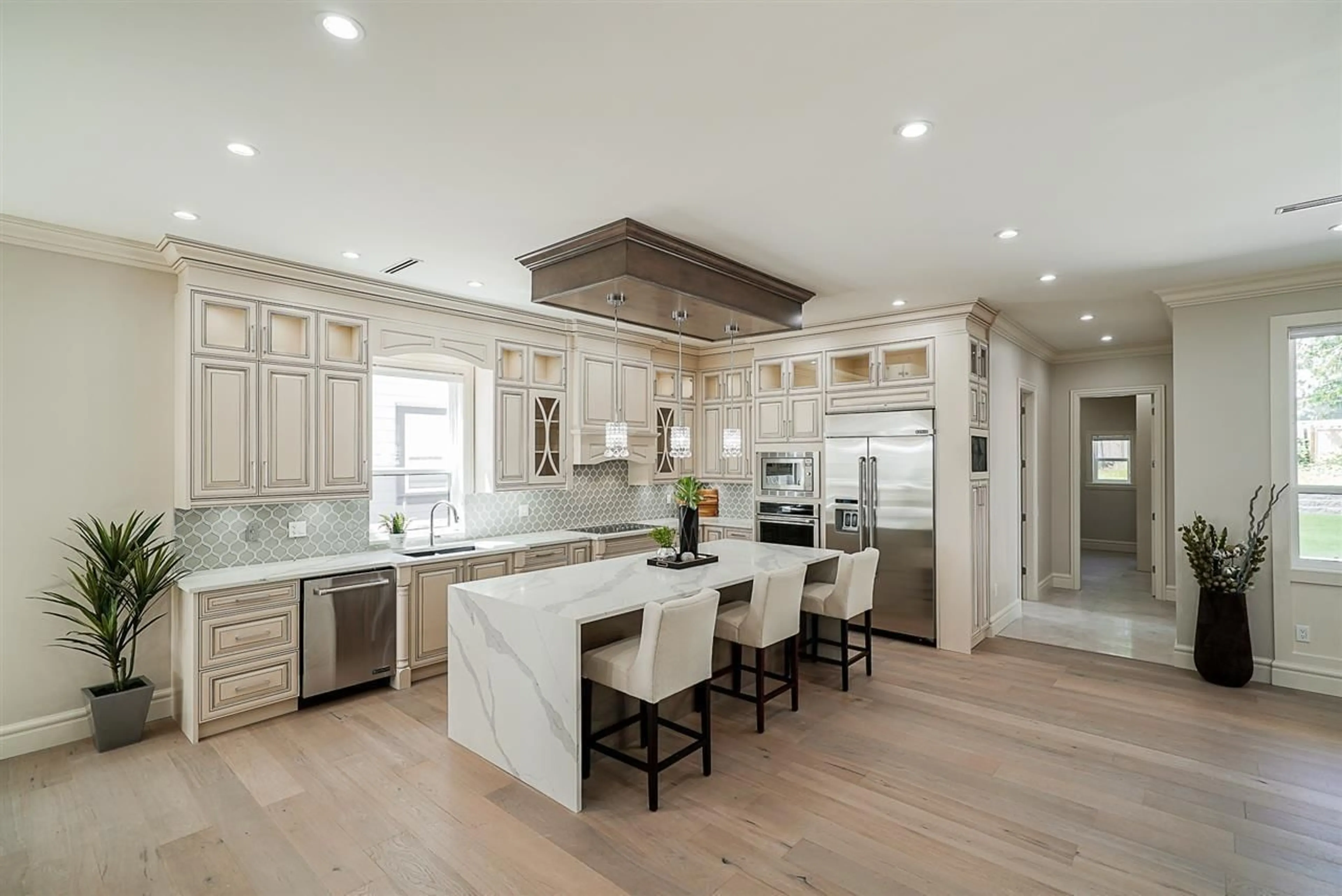 Open concept kitchen, unknown for 9487 162A STREET, Surrey British Columbia V4N2B7