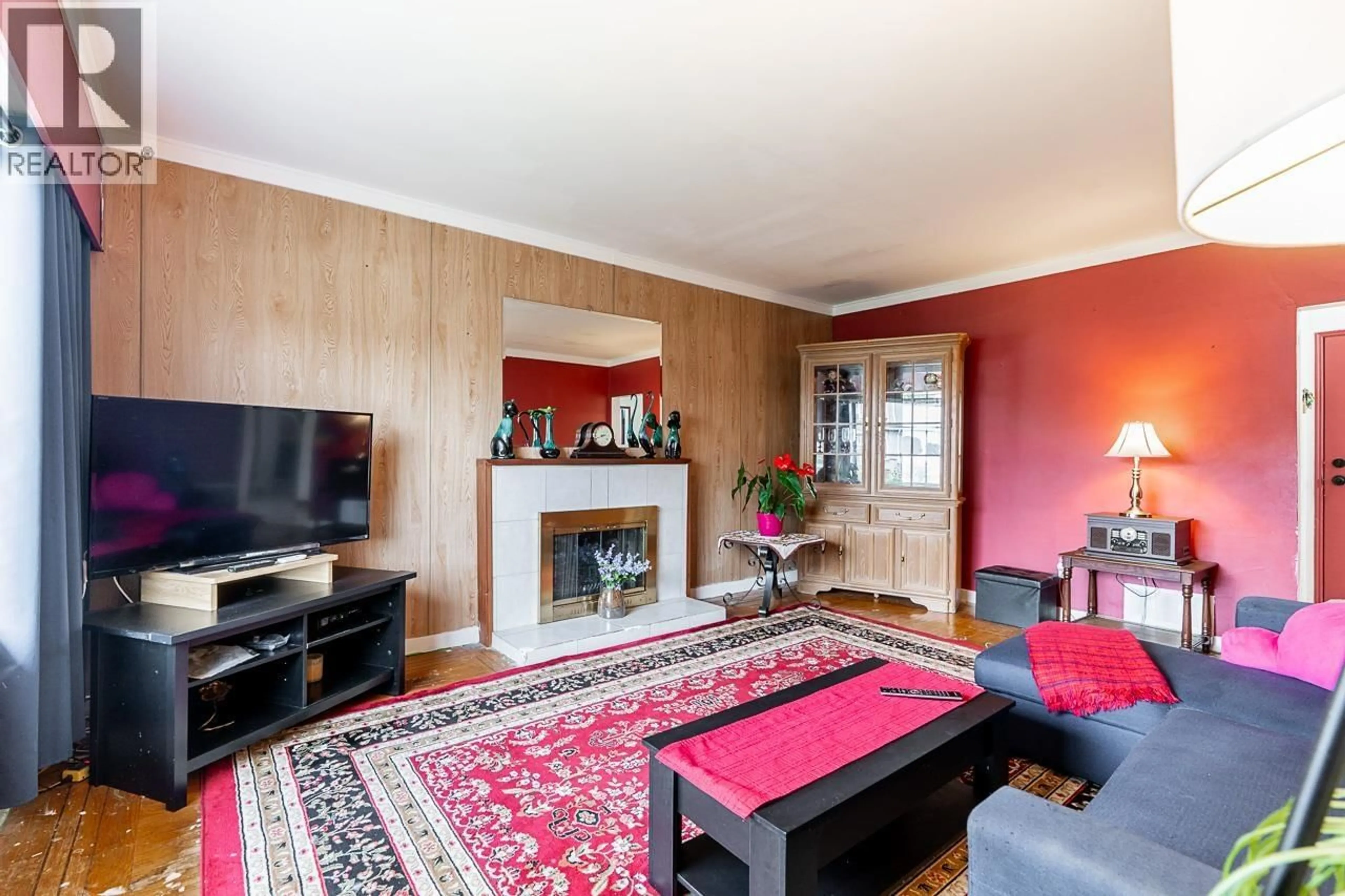 Living room with furniture, wood/laminate floor for 3895 WINDERMERE STREET, Vancouver British Columbia V5R2G4