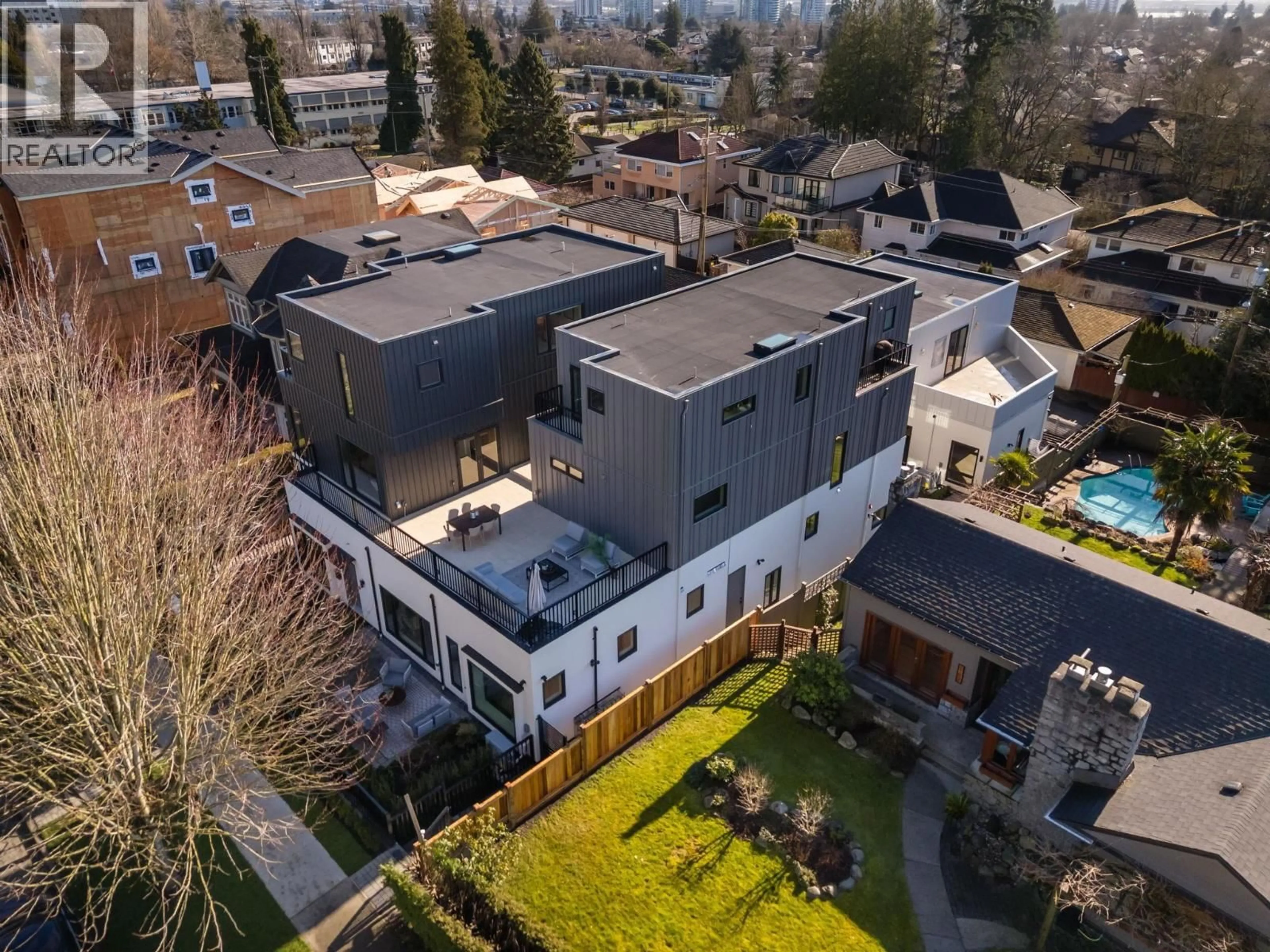 A pic from outside/outdoor area/front of a property/back of a property/a pic from drone, unknown for 5 - 950 57TH AVENUE, Vancouver British Columbia V6P1S3
