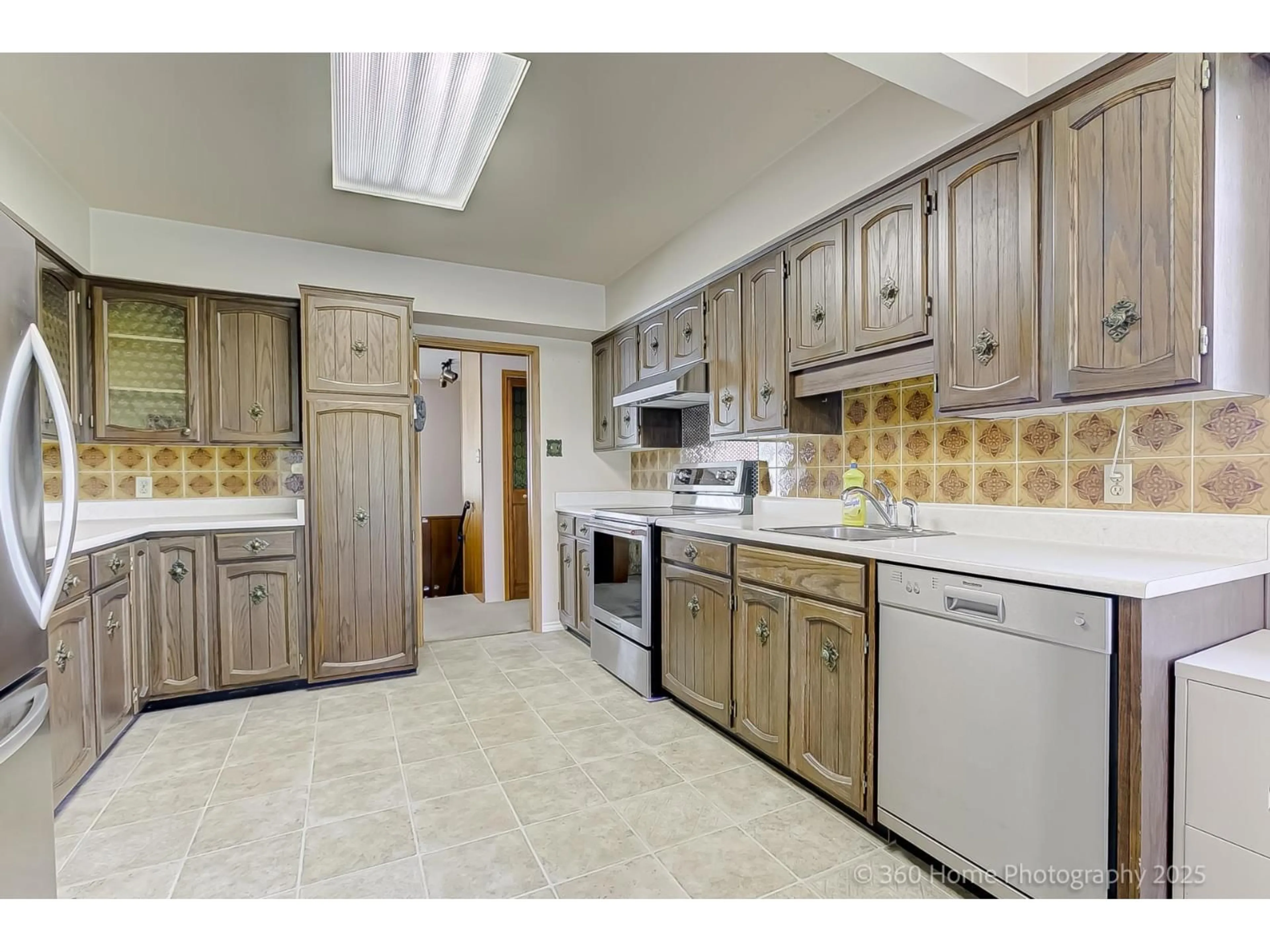 Standard kitchen, ceramic/tile floor for 11515 97A AVENUE, Surrey British Columbia V3V2G3