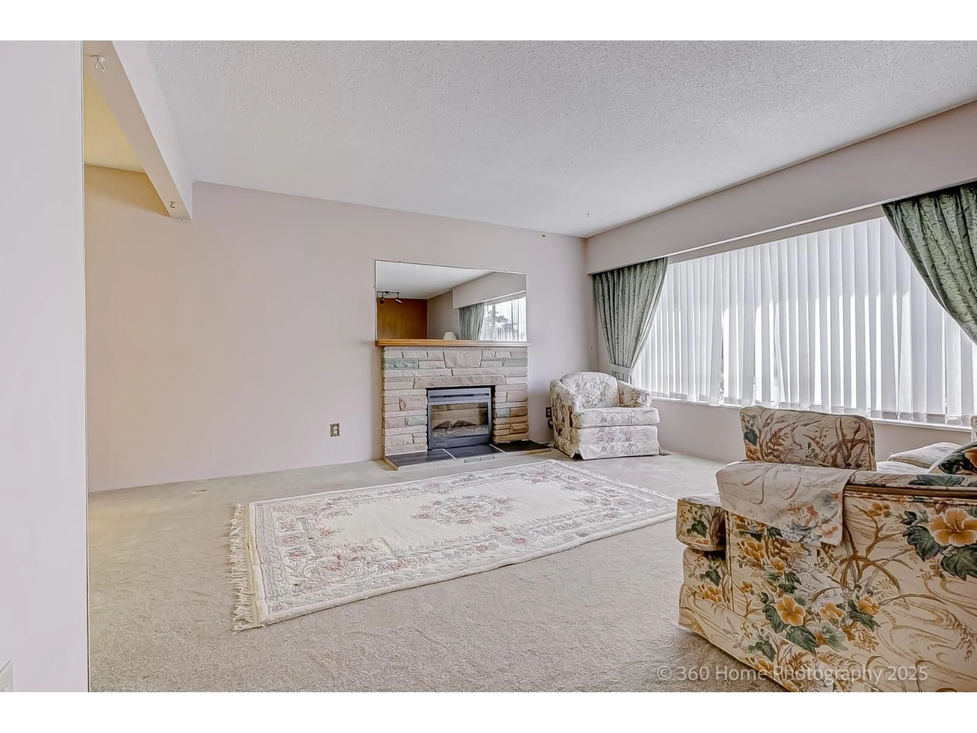 Living room with furniture, carpet floor for 11515 97A AVENUE, Surrey British Columbia V3V2G3