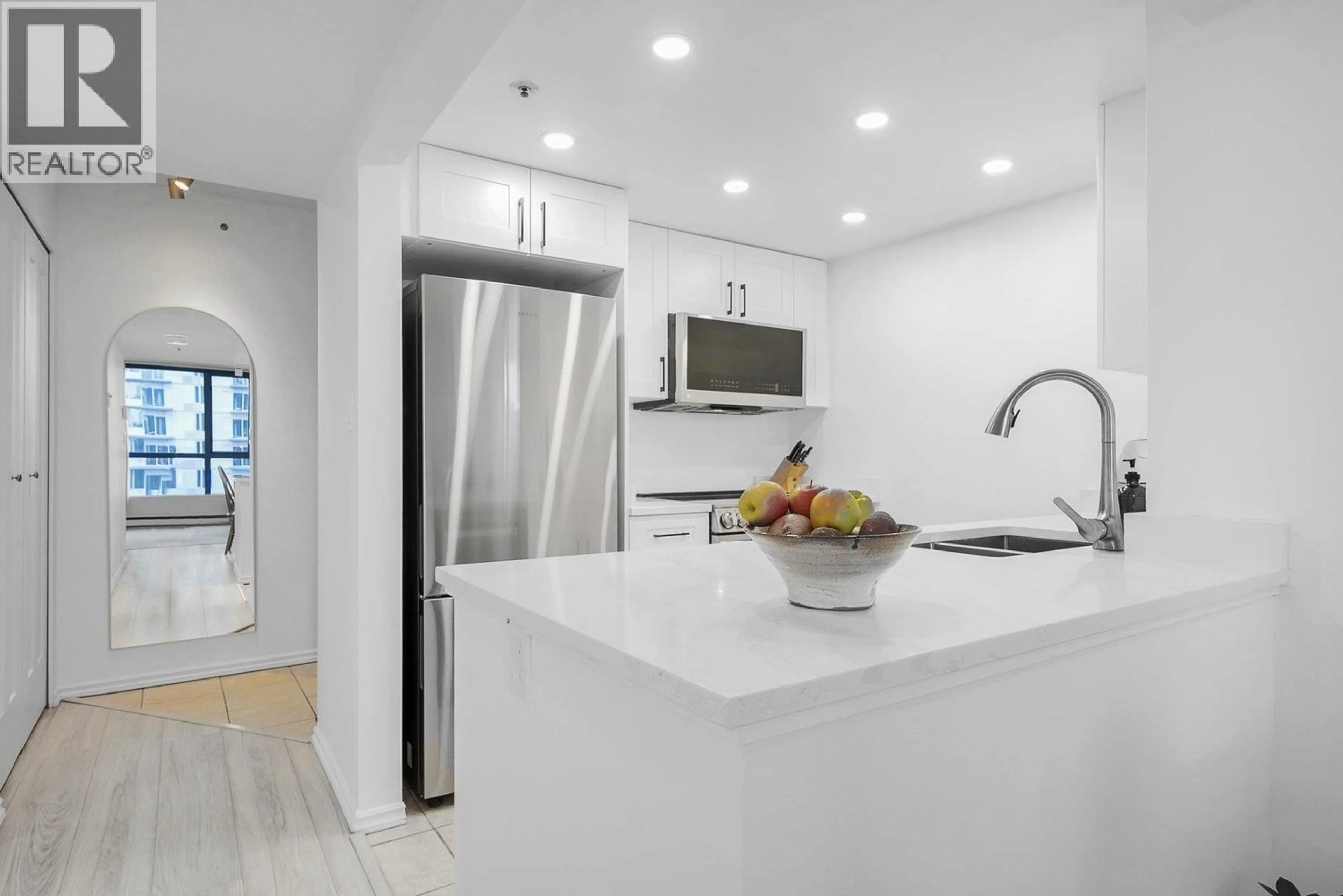Contemporary kitchen, ceramic/tile floor for 1003 - 838 AGNES STREET, New Westminster British Columbia V3M6R3