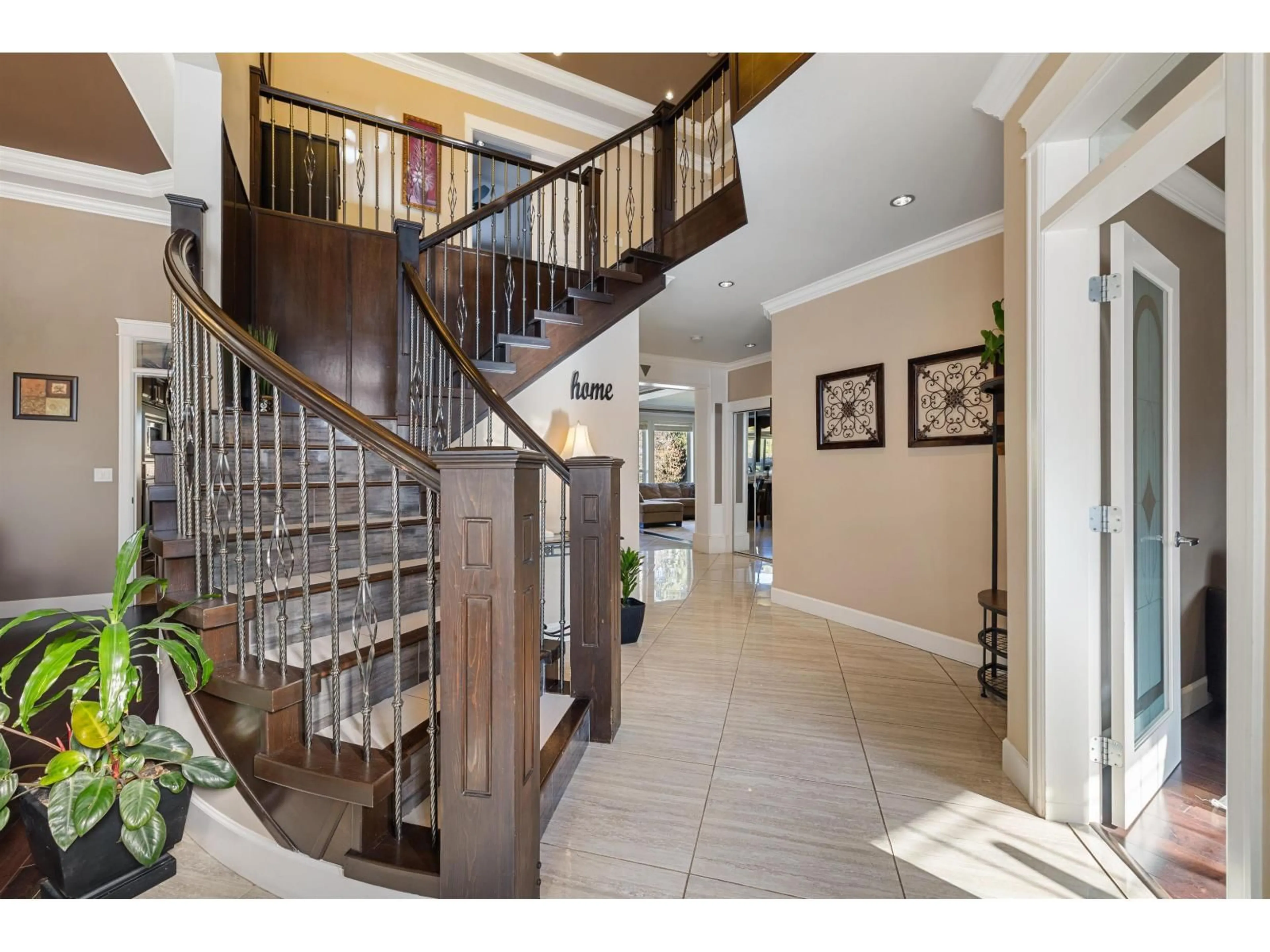 Indoor foyer for 14149 76 AVENUE, Surrey British Columbia V3W6K7