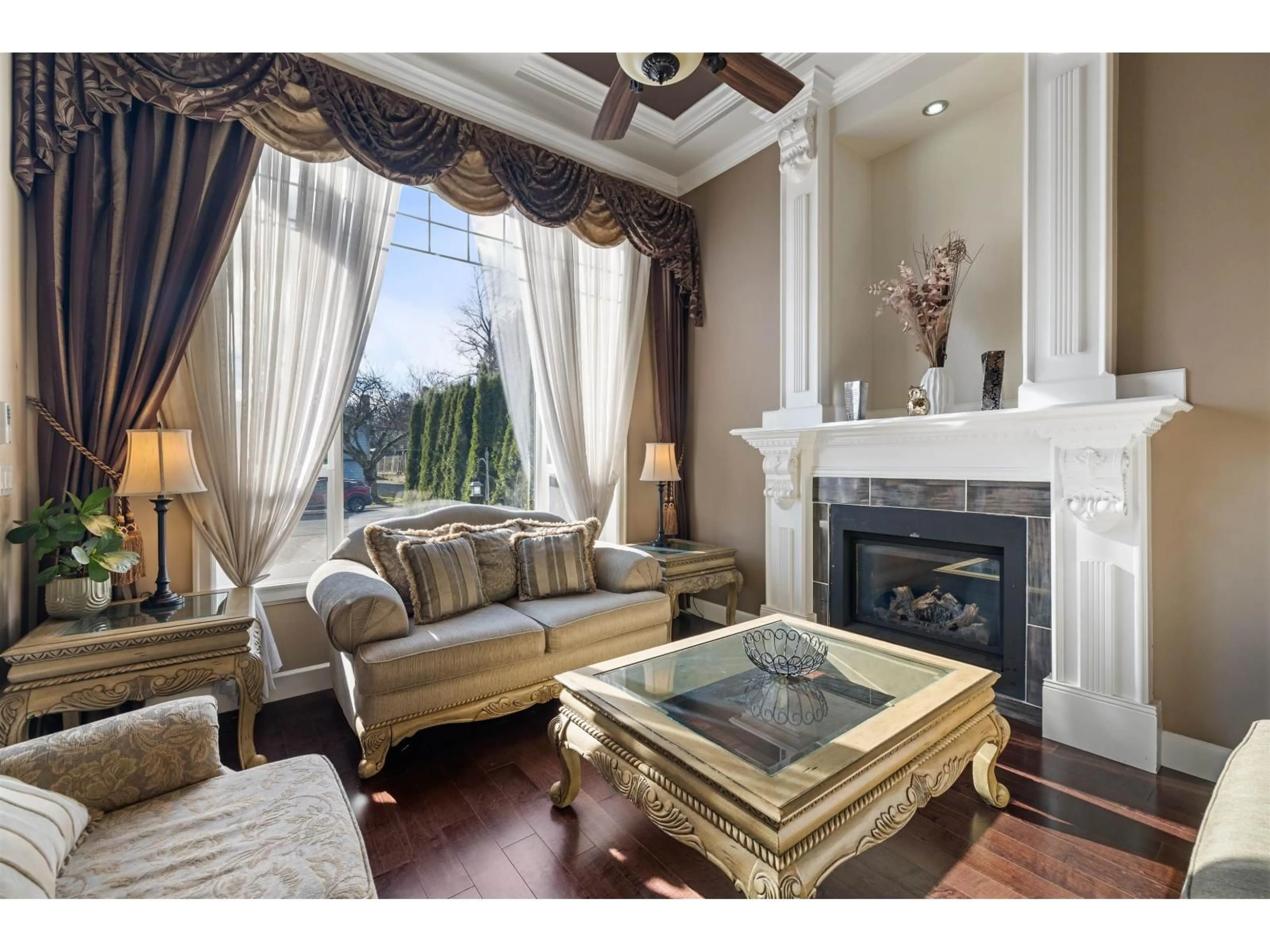 Living room with furniture, wood/laminate floor for 14149 76 AVENUE, Surrey British Columbia V3W6K7