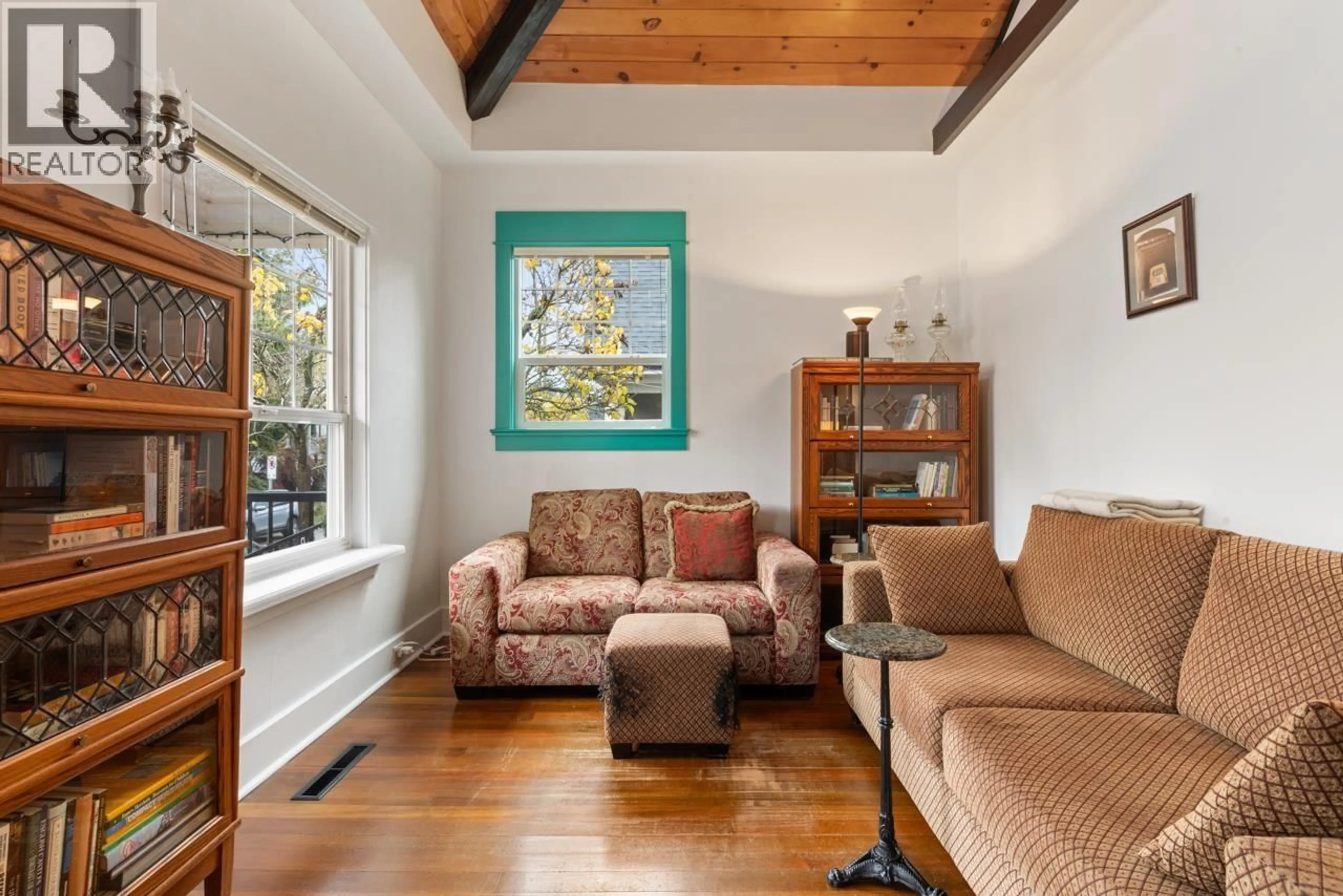 Living room with furniture, wood/laminate floor for 1752 4TH AVENUE, Vancouver British Columbia V5N1K1