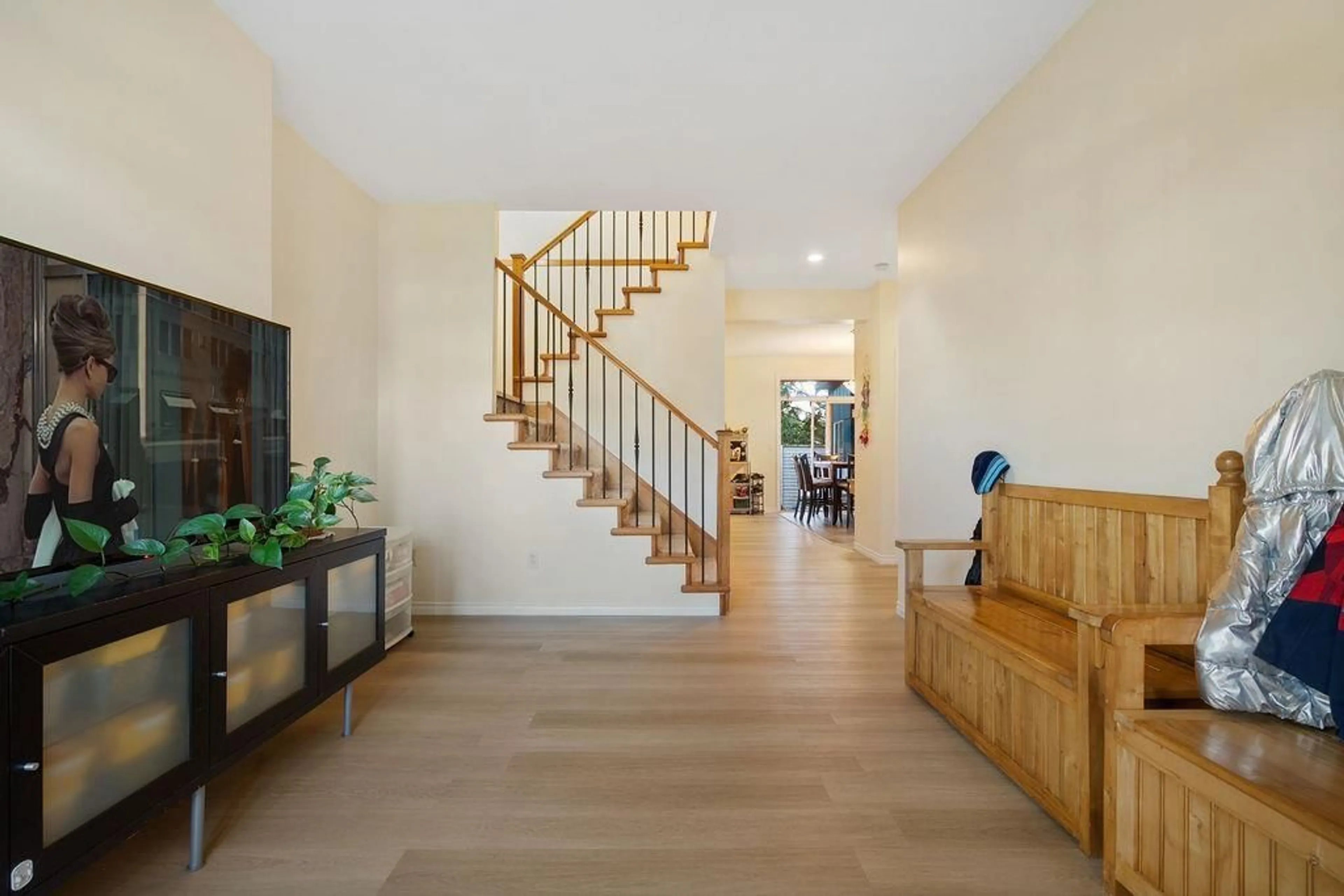 Indoor foyer for 6629 187A STREET, Surrey British Columbia V3S0T1