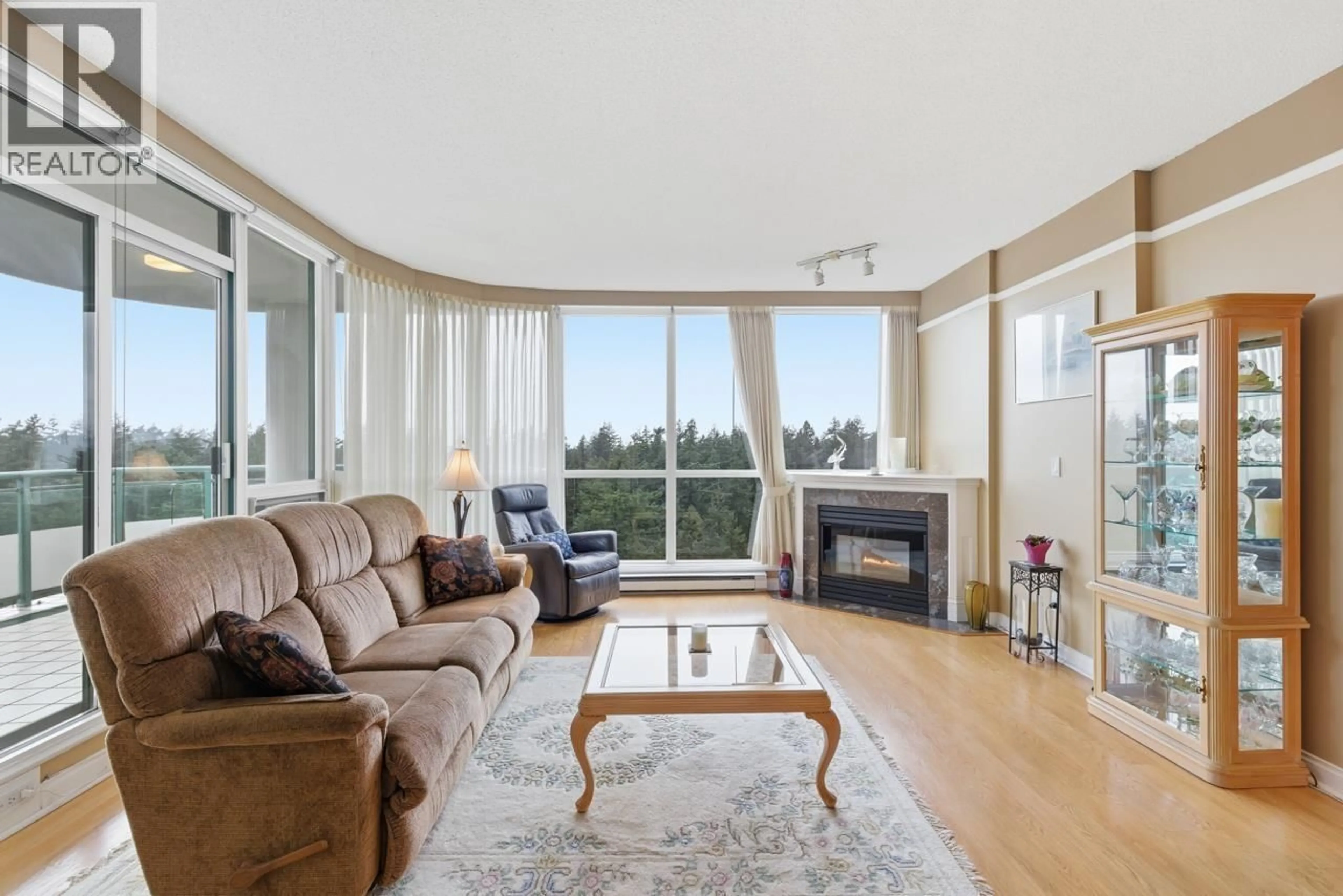 Living room with furniture, unknown for 19C - 6128 PATTERSON AVENUE, Burnaby British Columbia V5H4P3