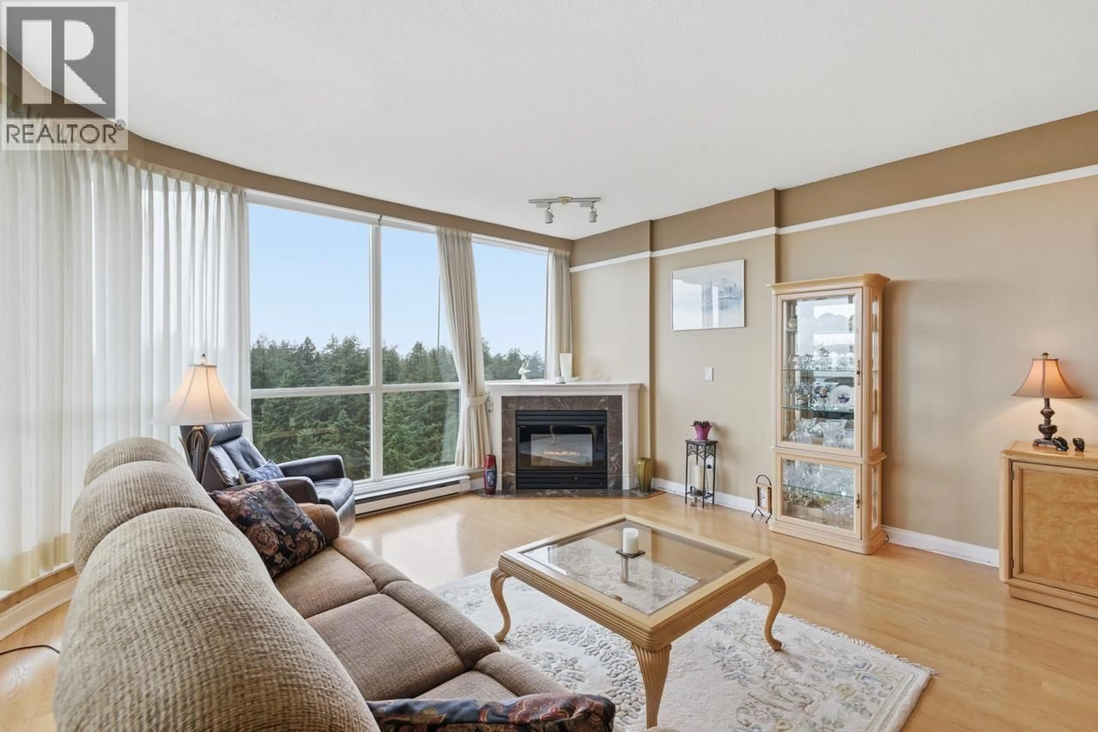 Living room with furniture, wood/laminate floor for 19C - 6128 PATTERSON AVENUE, Burnaby British Columbia V5H4P3