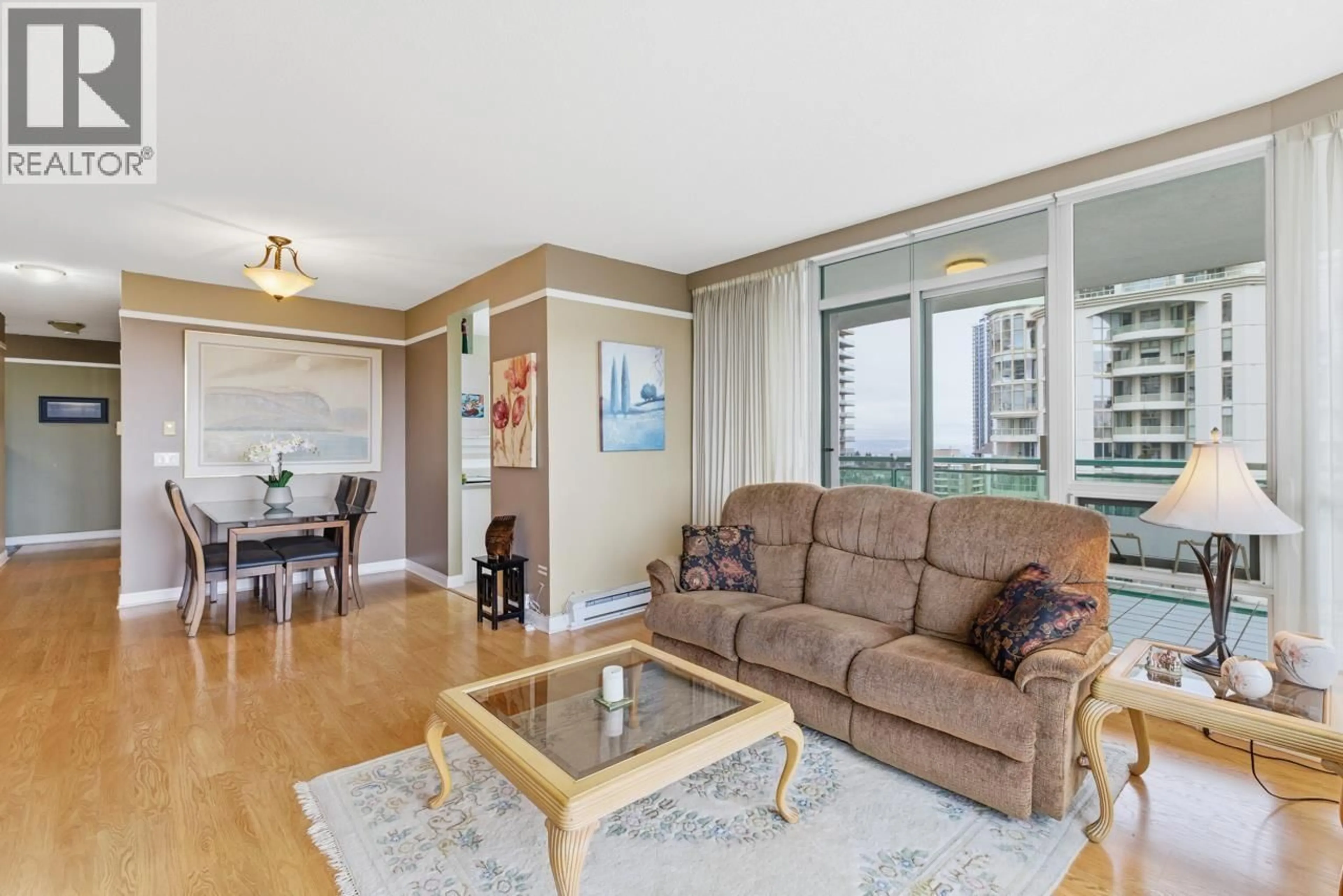 Living room with furniture, wood/laminate floor for 19C - 6128 PATTERSON AVENUE, Burnaby British Columbia V5H4P3