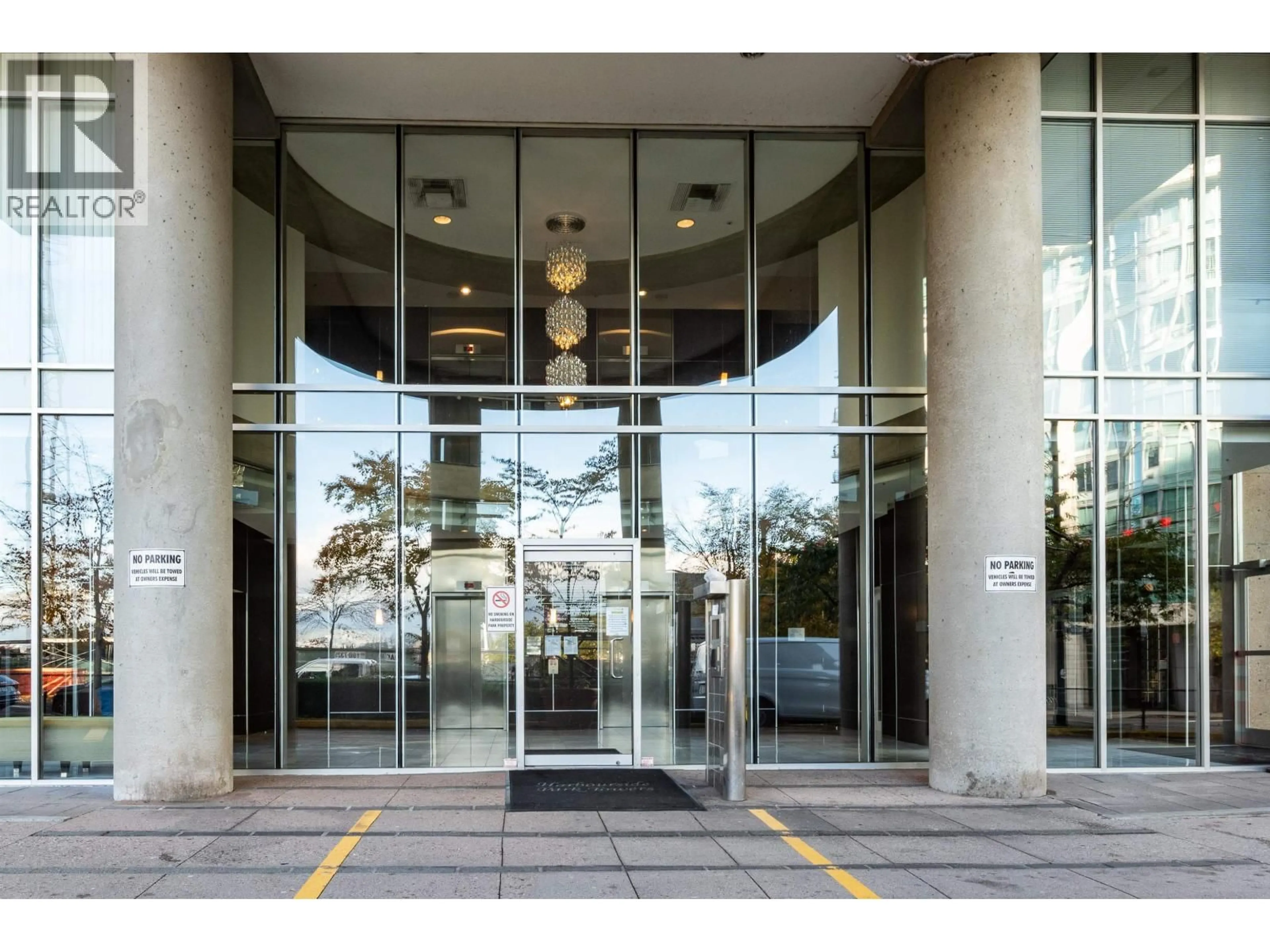 Indoor foyer for 2405 - 588 BROUGHTON STREET, Vancouver British Columbia V6G3E3