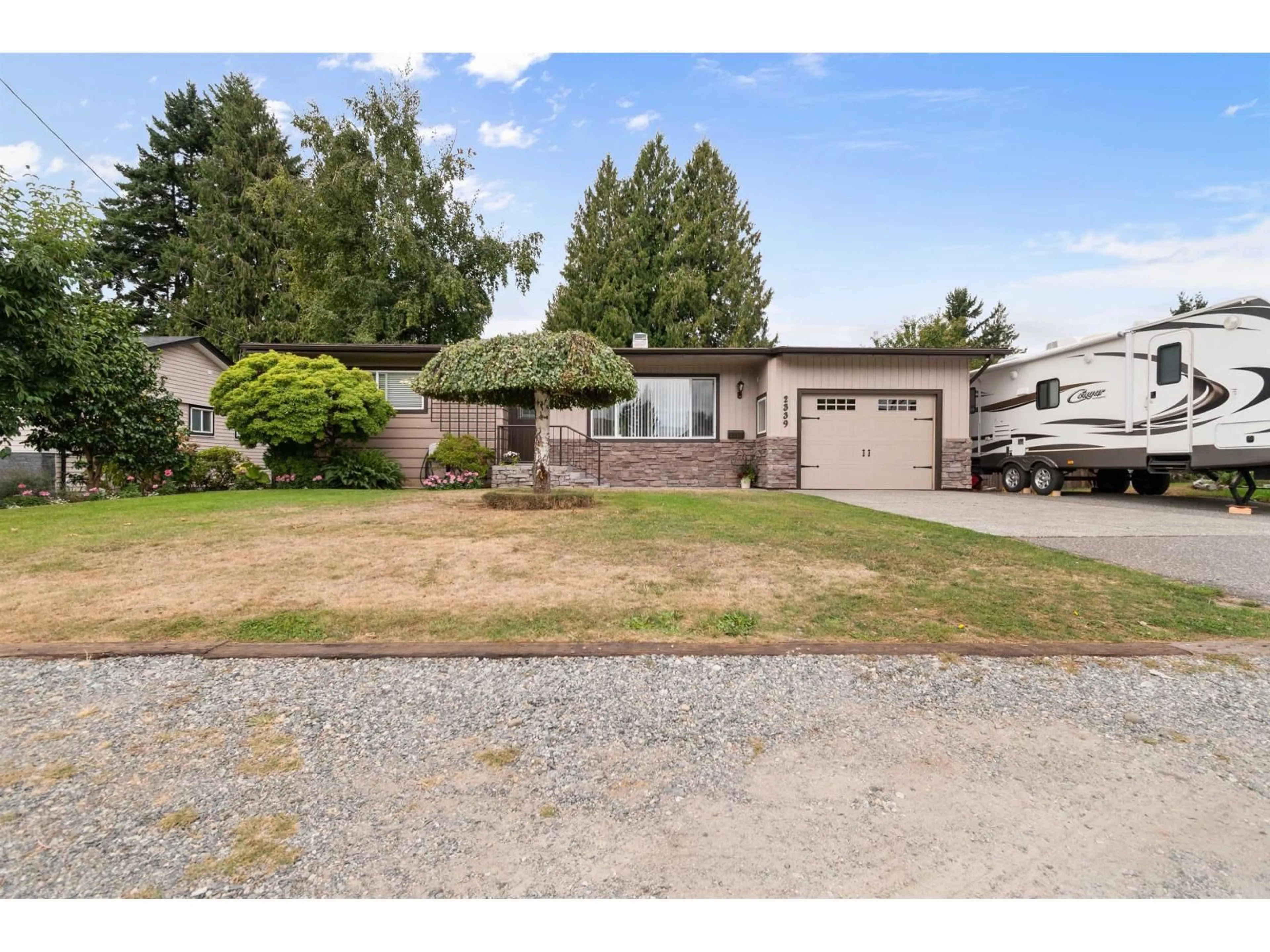 A pic from outside/outdoor area/front of a property/back of a property/a pic from drone, street for 2339 ALDER STREET, Abbotsford British Columbia V2T2N6