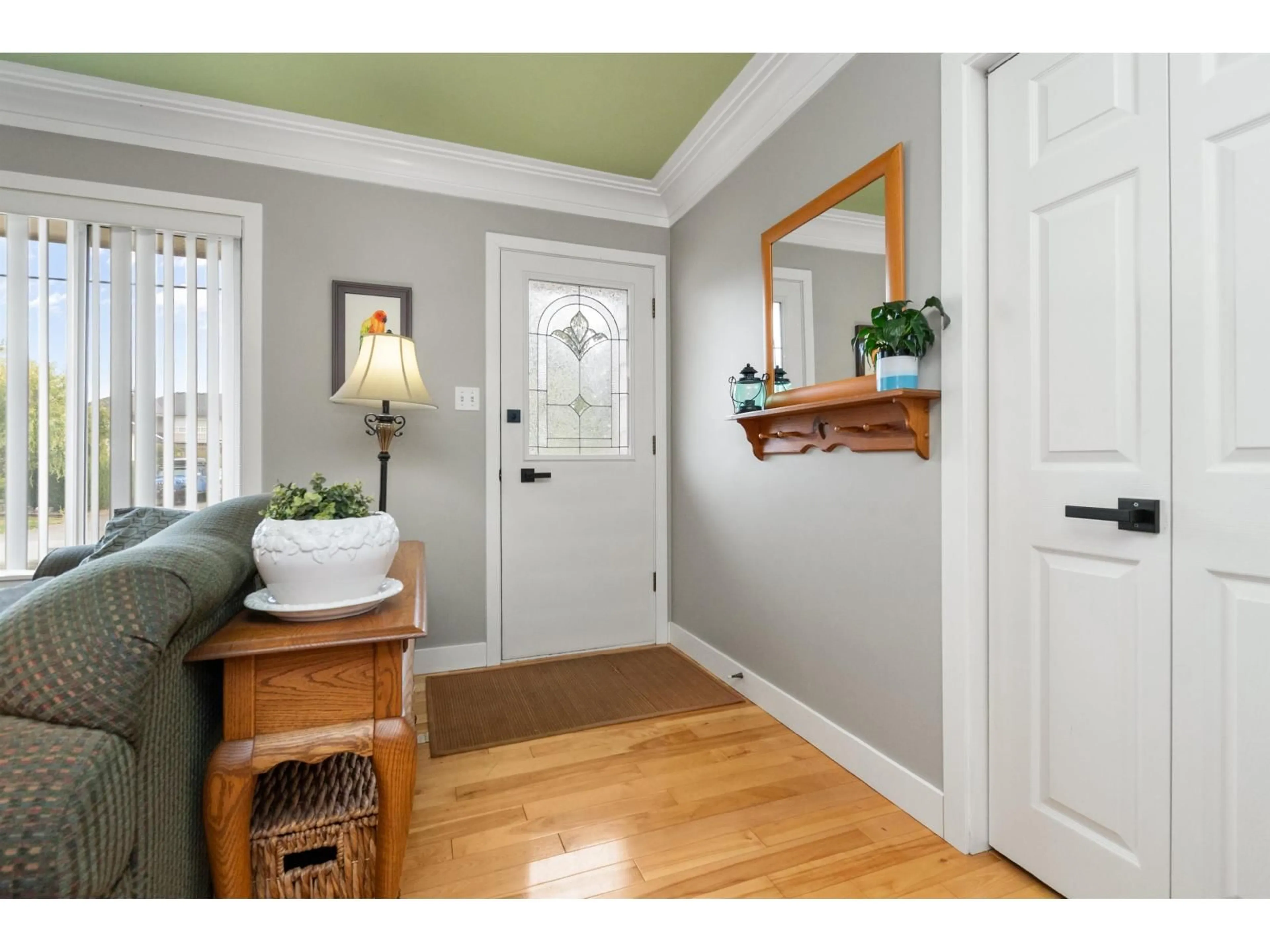 Indoor entryway for 2339 ALDER STREET, Abbotsford British Columbia V2T2N6