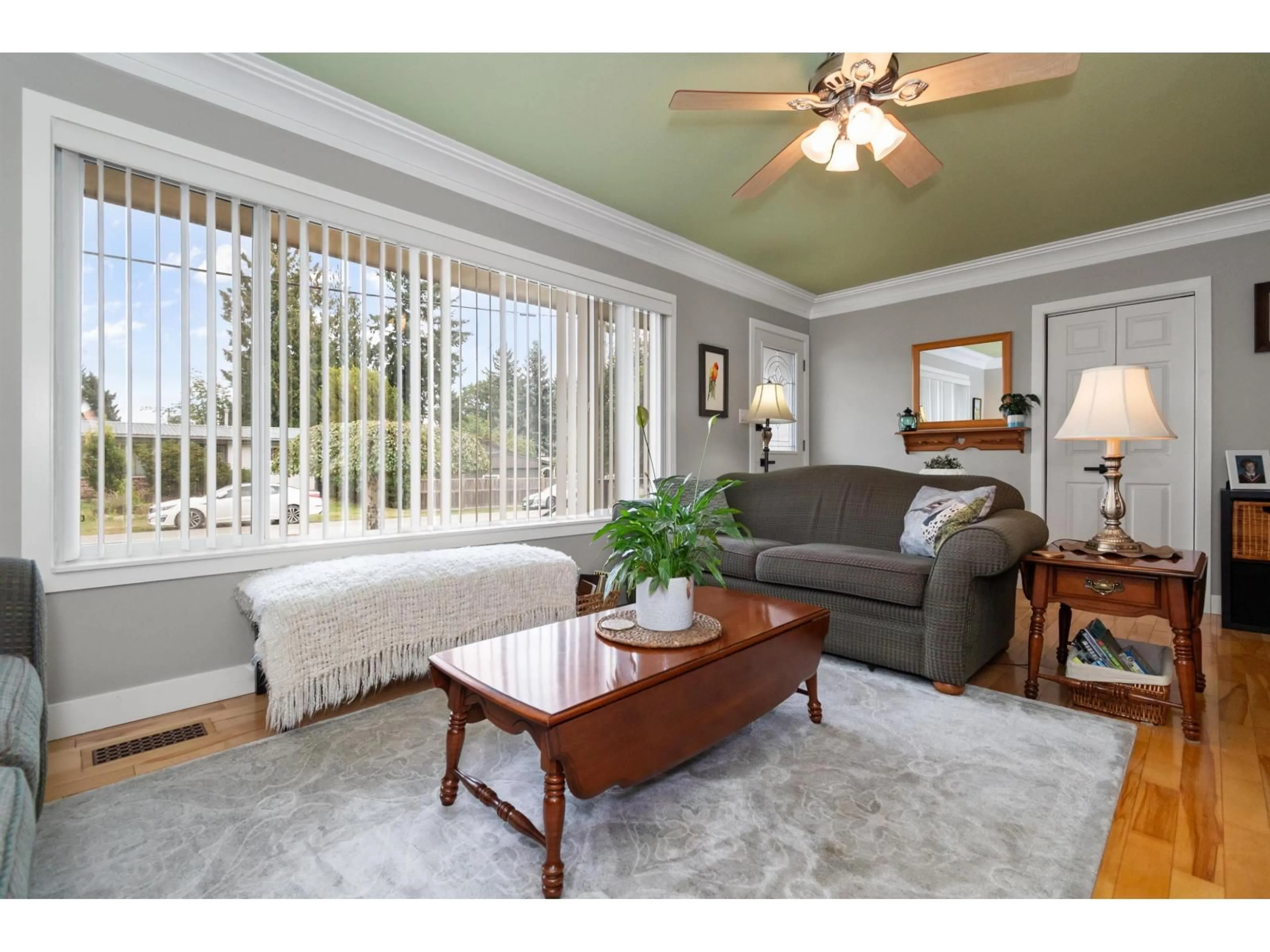 Living room with furniture, wood/laminate floor for 2339 ALDER STREET, Abbotsford British Columbia V2T2N6