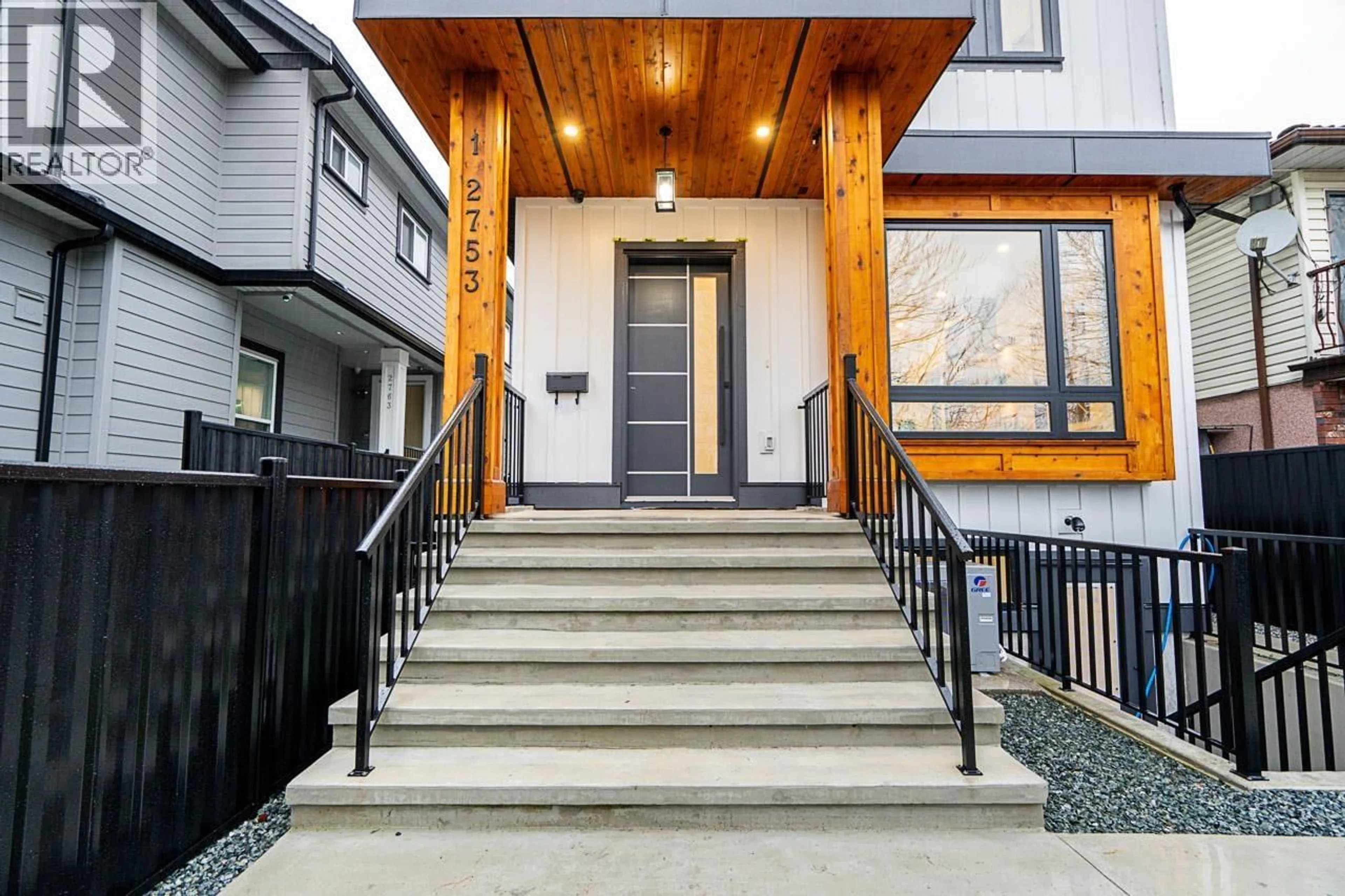 Indoor entryway for 1 - 2753 NANAIMO STREET, Vancouver British Columbia V5N5E9