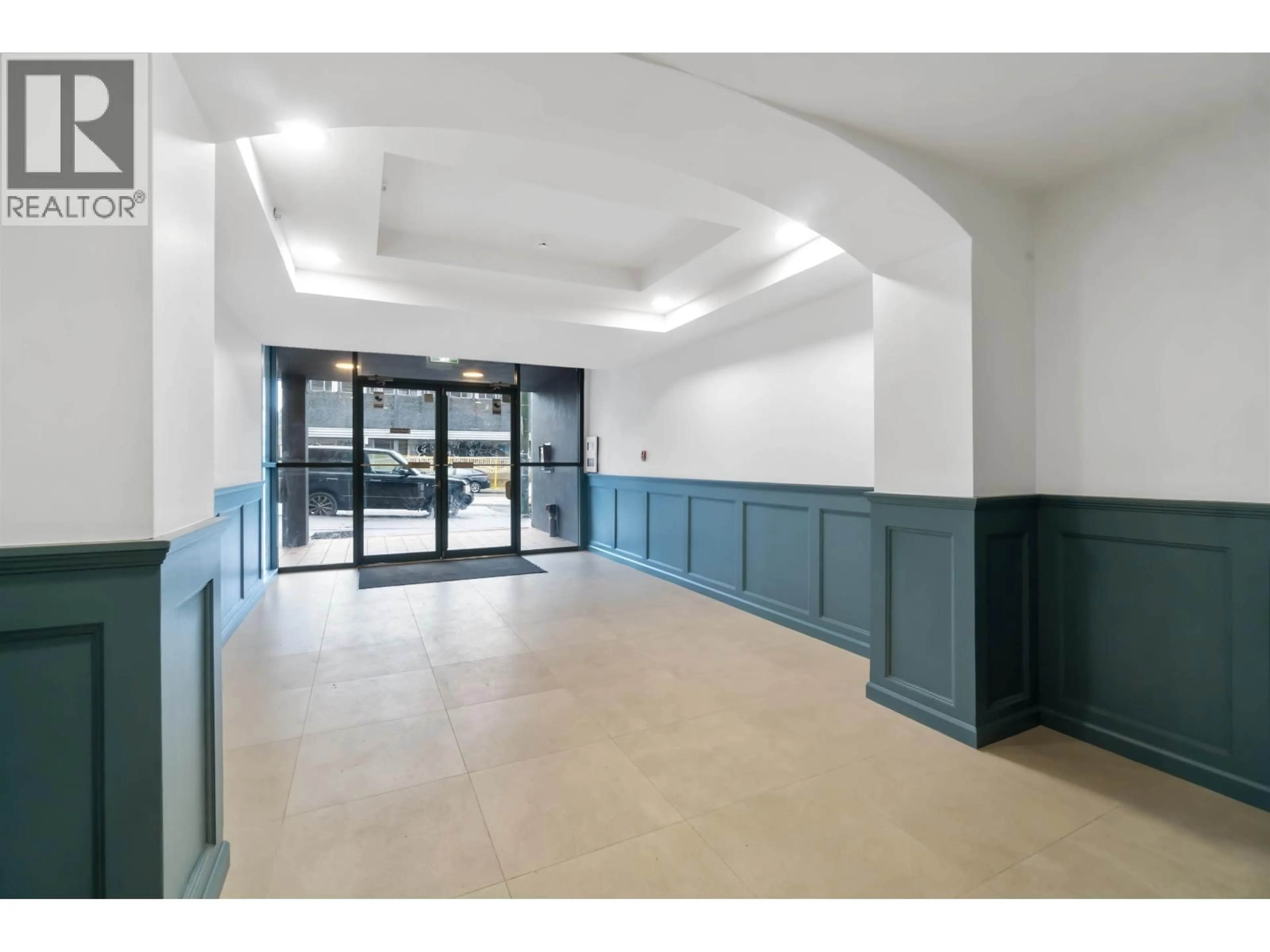 Indoor foyer for 209 - 2928 COMMERCIAL DRIVE, Vancouver British Columbia V5N4C9