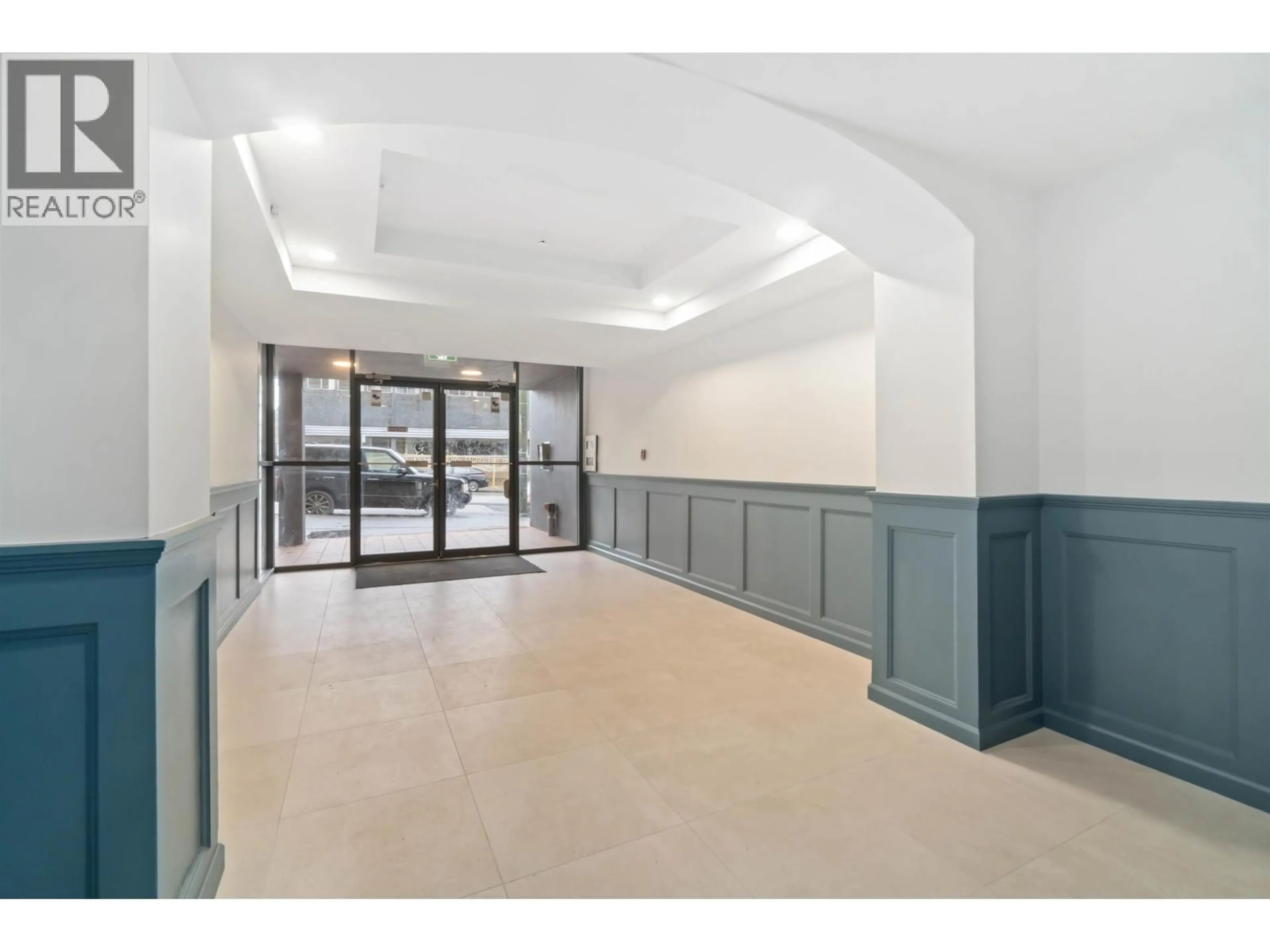 Indoor foyer for 303 - 2928 COMMERCIAL DRIVE, Vancouver British Columbia V5N4C9