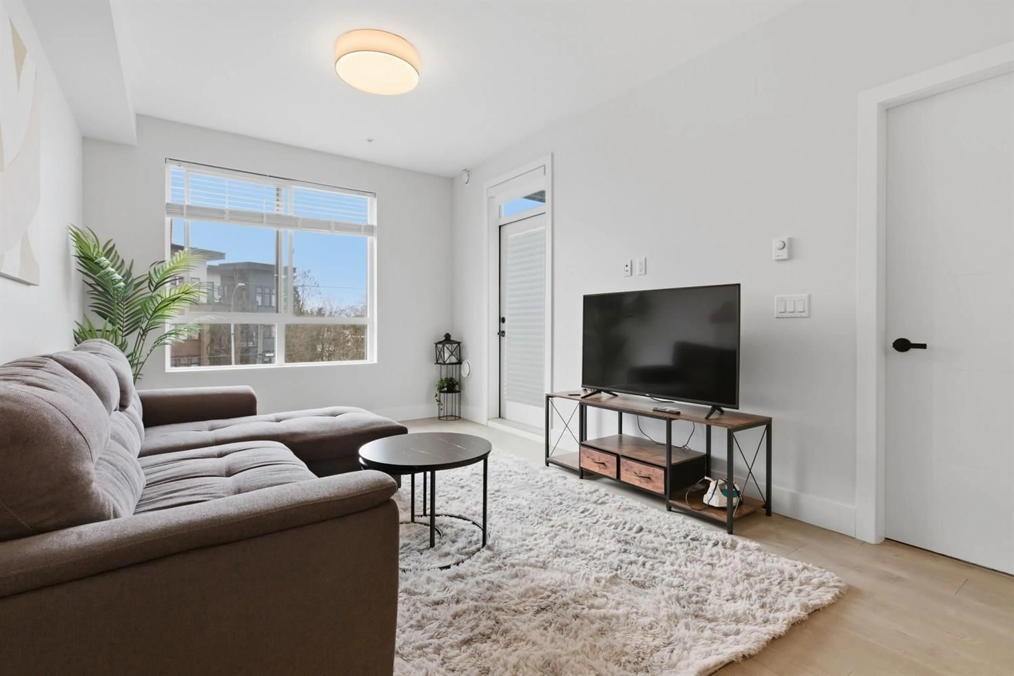 Living room with furniture, unknown for 305 - 20061 FRASER HIGHWAY, Langley British Columbia V3A0R4