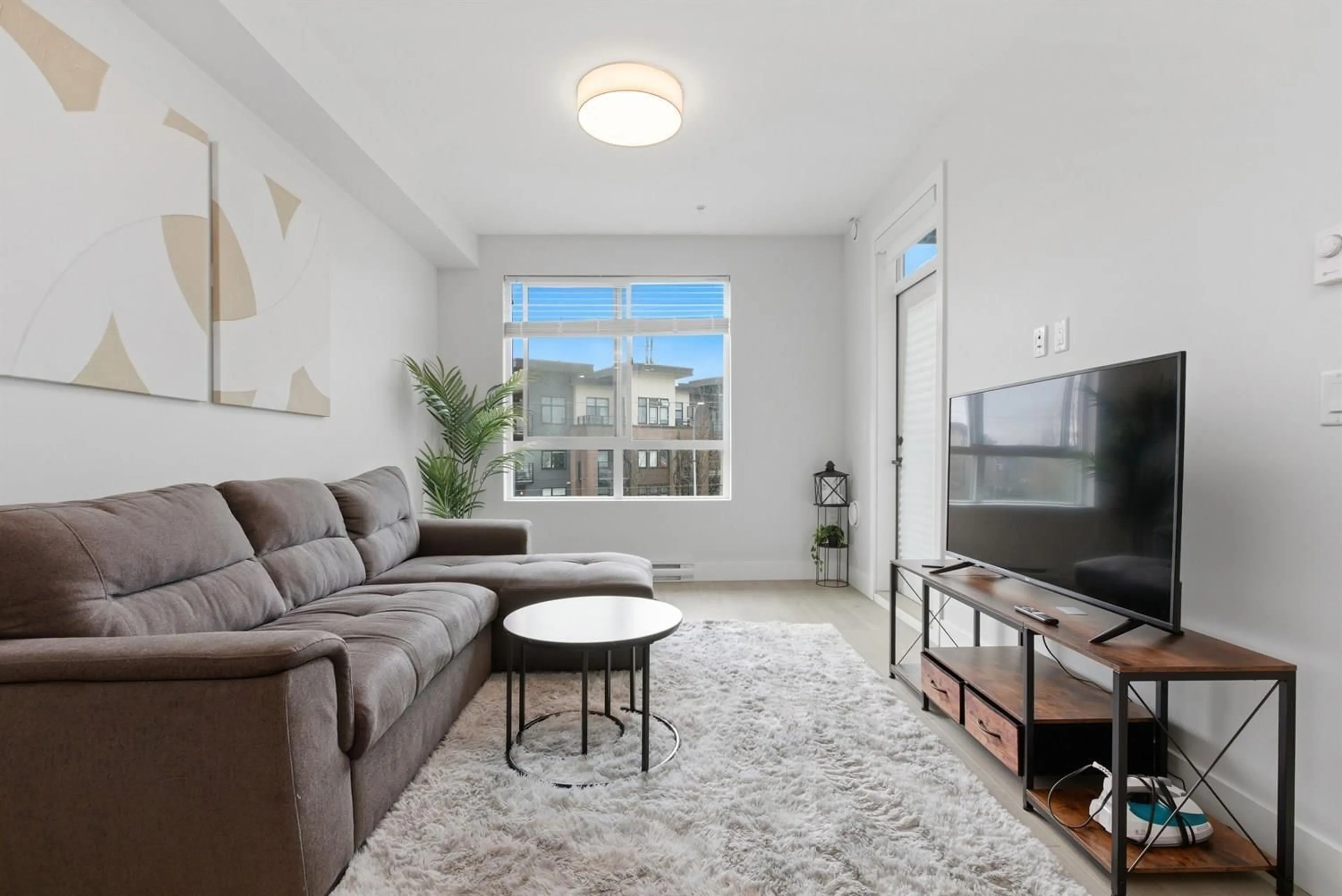 Living room with furniture, unknown for 305 - 20061 FRASER HIGHWAY, Langley British Columbia V3A0R4