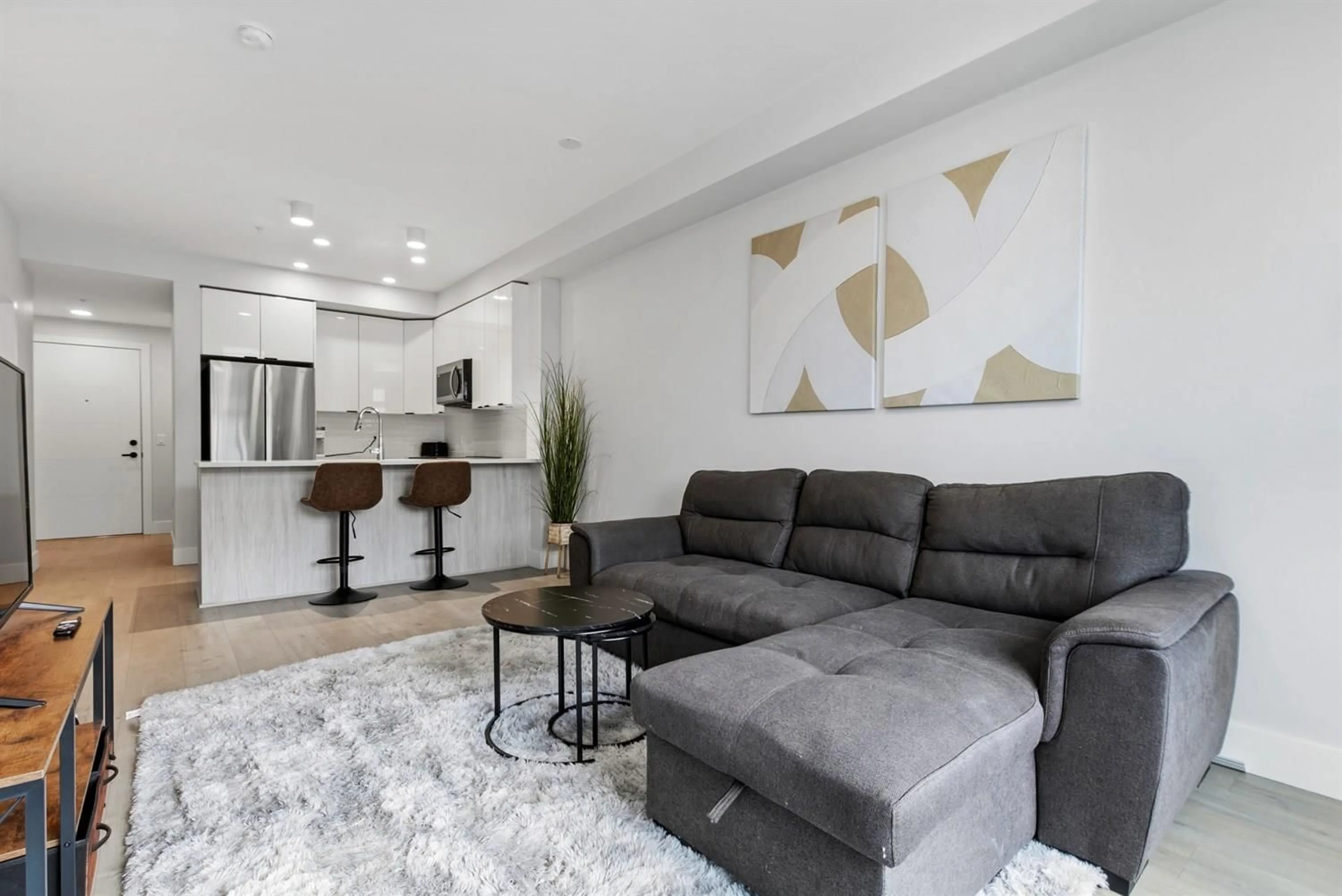 Living room with furniture, unknown for 305 - 20061 FRASER HIGHWAY, Langley British Columbia V3A0R4