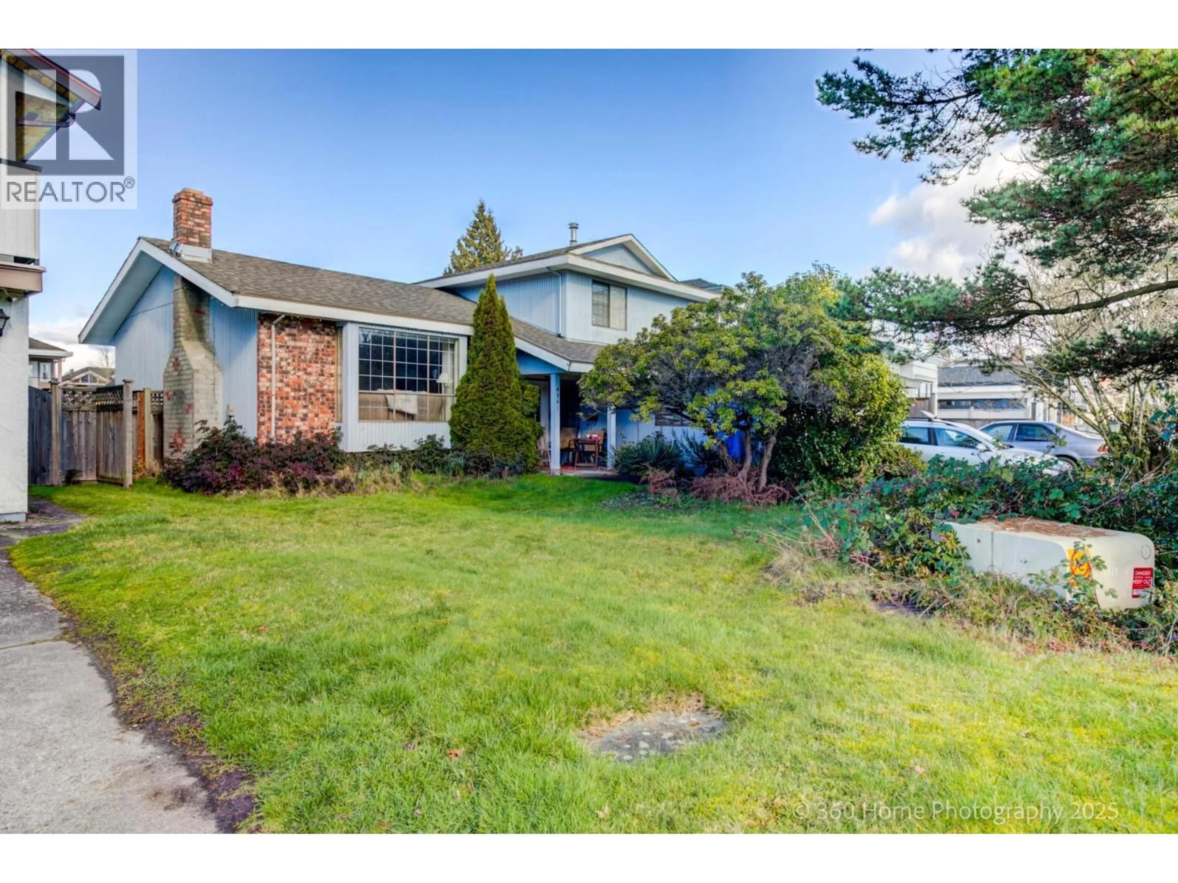 A pic from outside/outdoor area/front of a property/back of a property/a pic from drone, street for 4391 DEERFIELD CRESCENT, Richmond British Columbia V6X2Y4