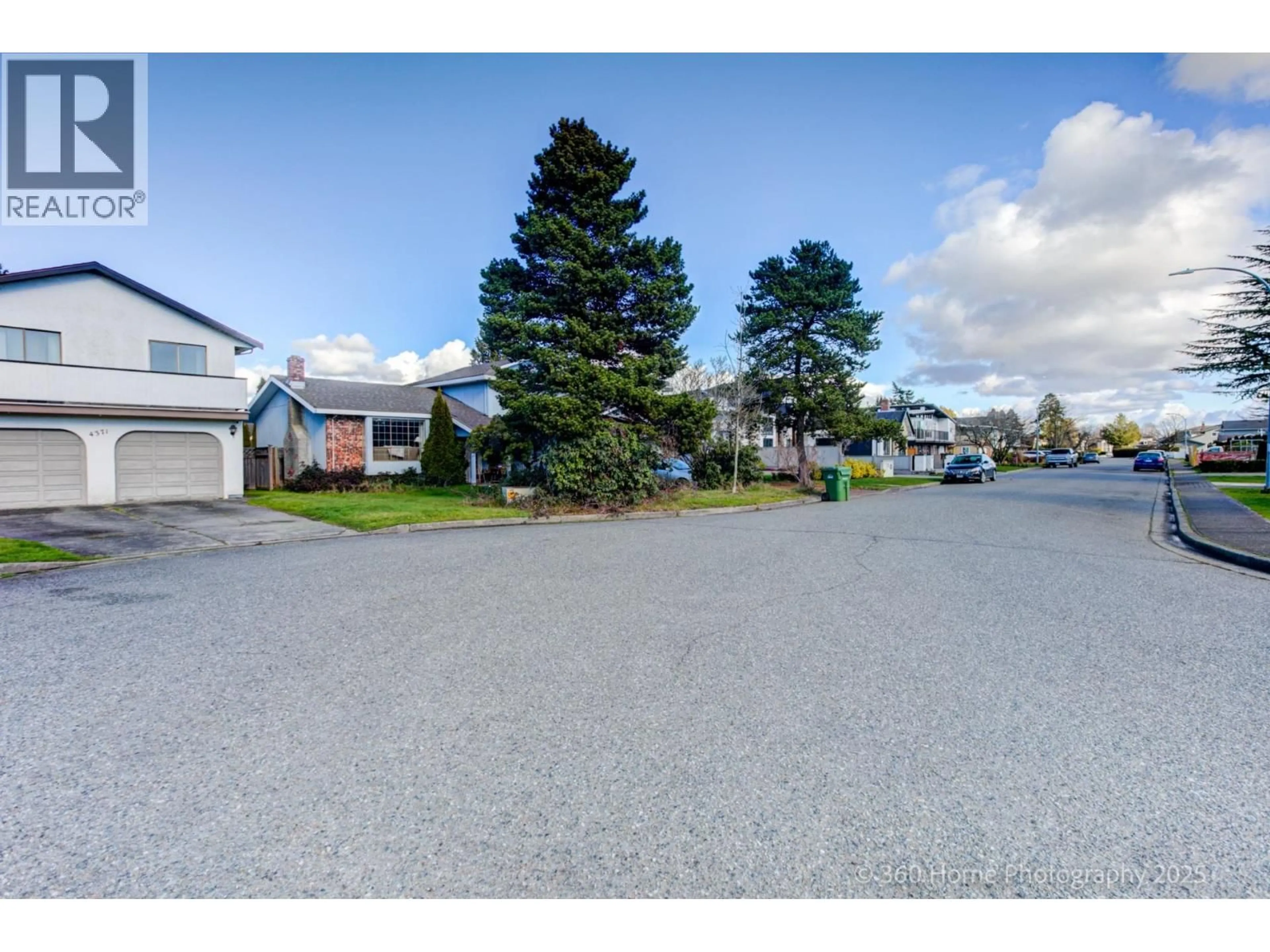 A pic from outside/outdoor area/front of a property/back of a property/a pic from drone, street for 4391 DEERFIELD CRESCENT, Richmond British Columbia V6X2Y4