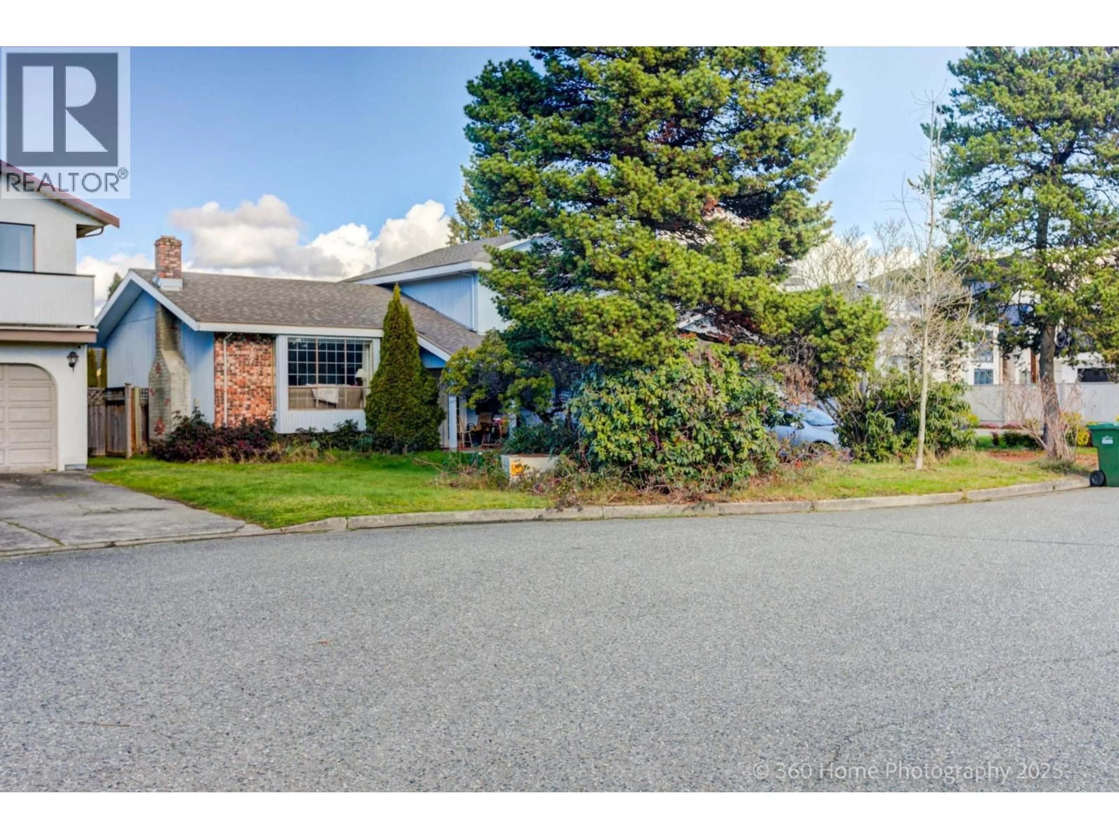 A pic from outside/outdoor area/front of a property/back of a property/a pic from drone, street for 4391 DEERFIELD CRESCENT, Richmond British Columbia V6X2Y4