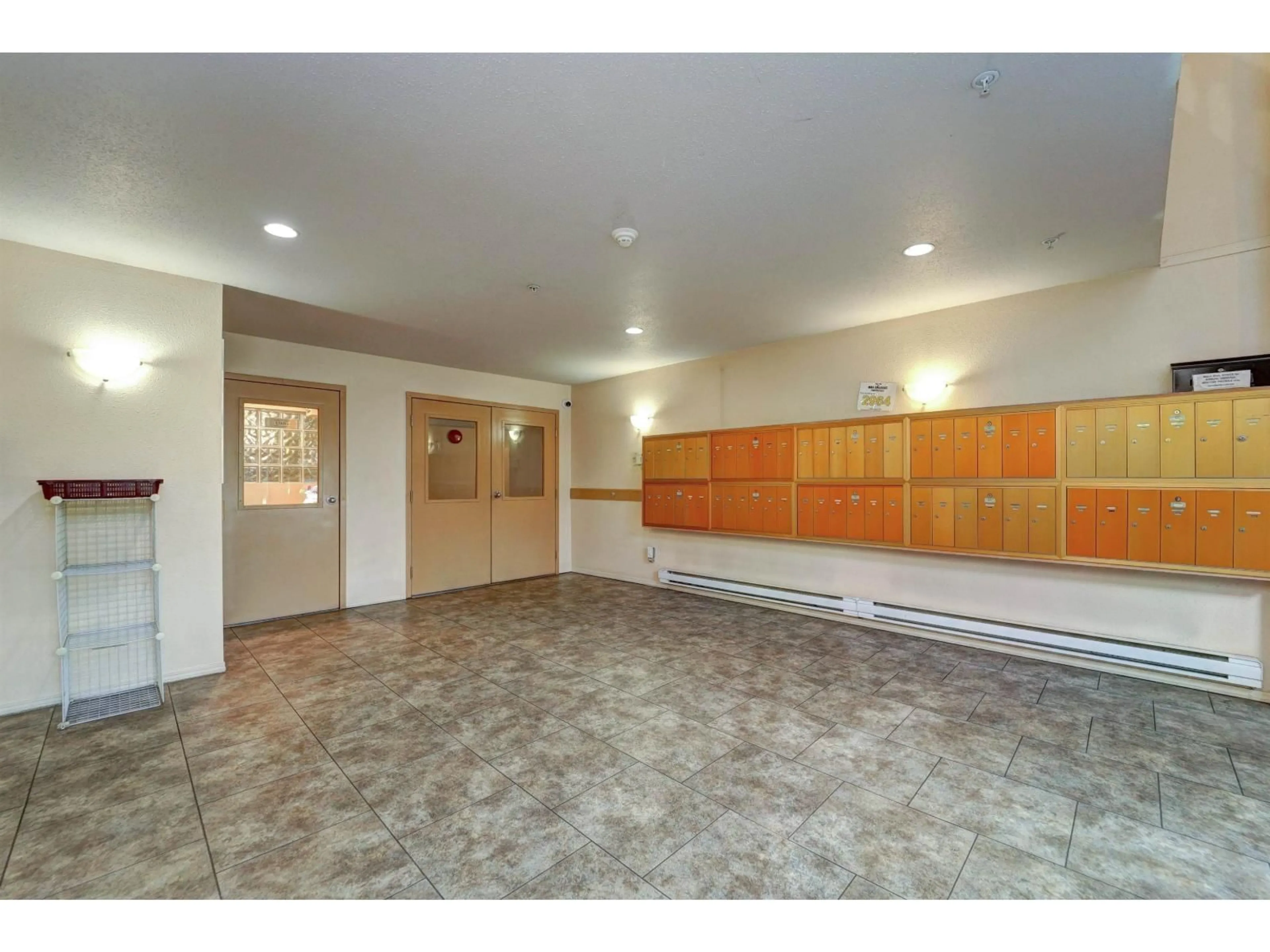 Indoor foyer for 116 - 2964 TRETHEWEY STREET, Abbotsford British Columbia V2T6P4