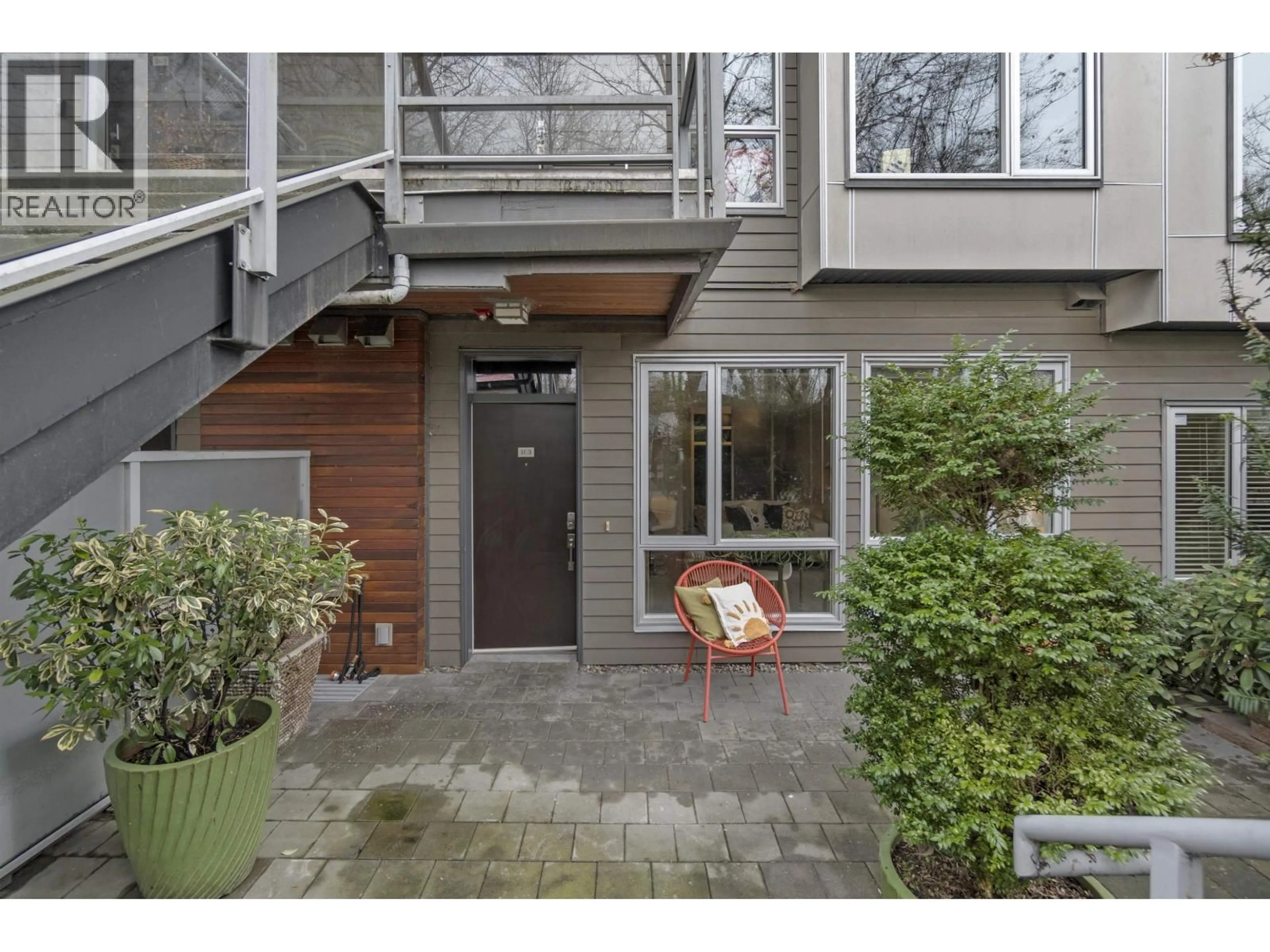 Indoor entryway for 103 - 735 15TH STREET, North Vancouver British Columbia V7M0B8