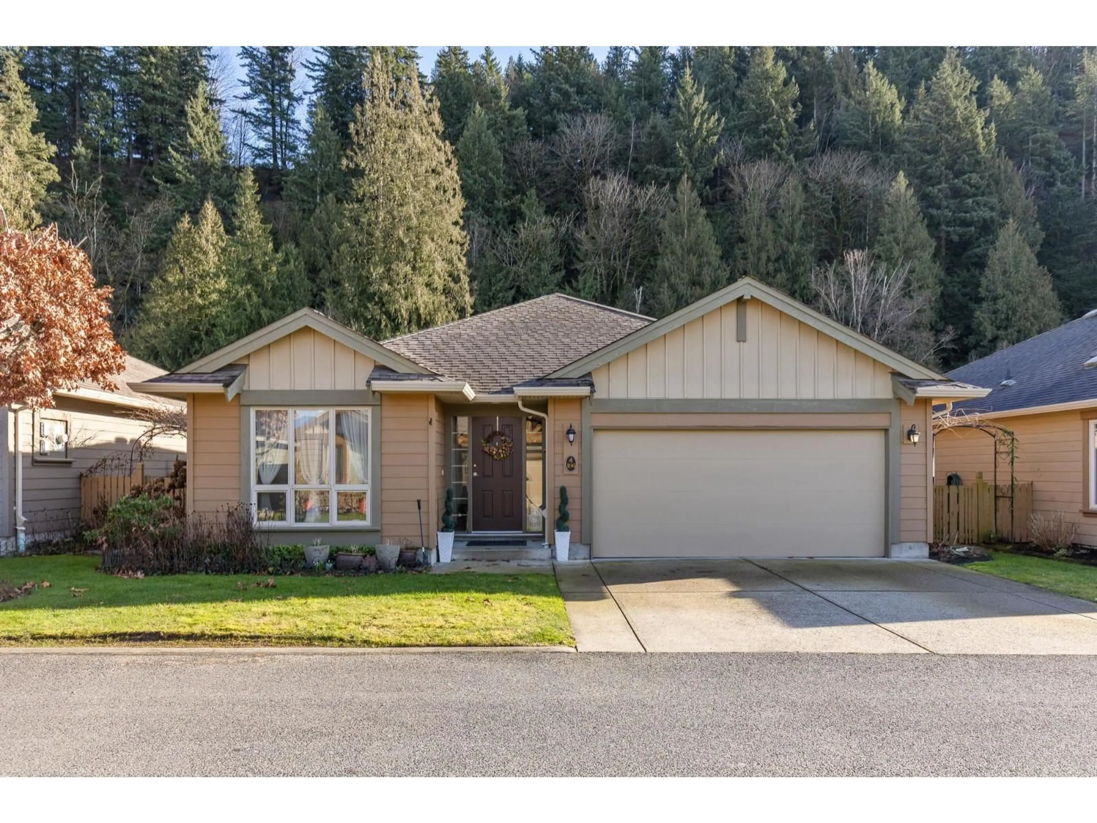 Home with vinyl exterior material, street for 100 - 46000 THOMAS ROAD, Chilliwack British Columbia V2R5W6
