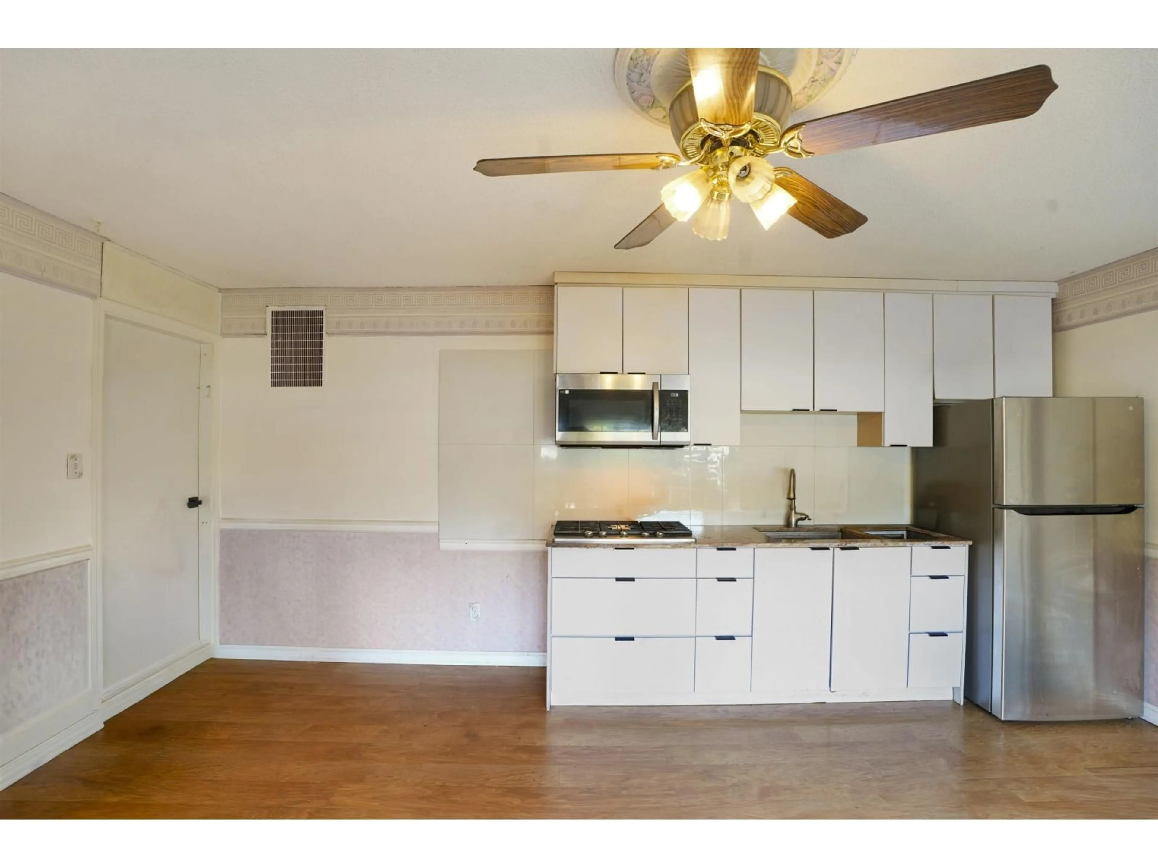 Standard kitchen, wood/laminate floor for 14957 KEW DRIVE, Surrey British Columbia V3R4Y1