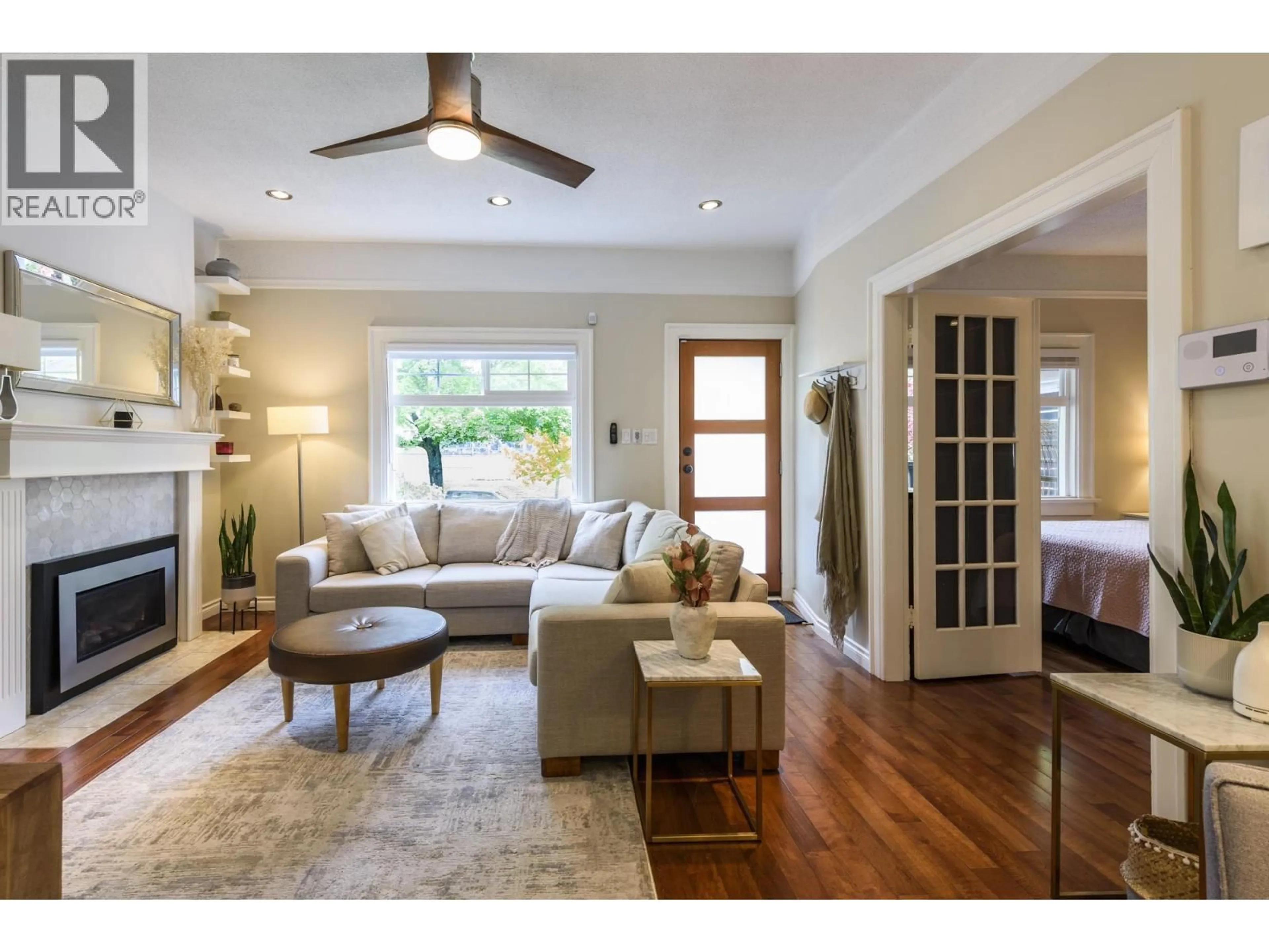 Living room with furniture, wood/laminate floor for 3528 FRANKLIN STREET, Vancouver British Columbia V5K1Y5