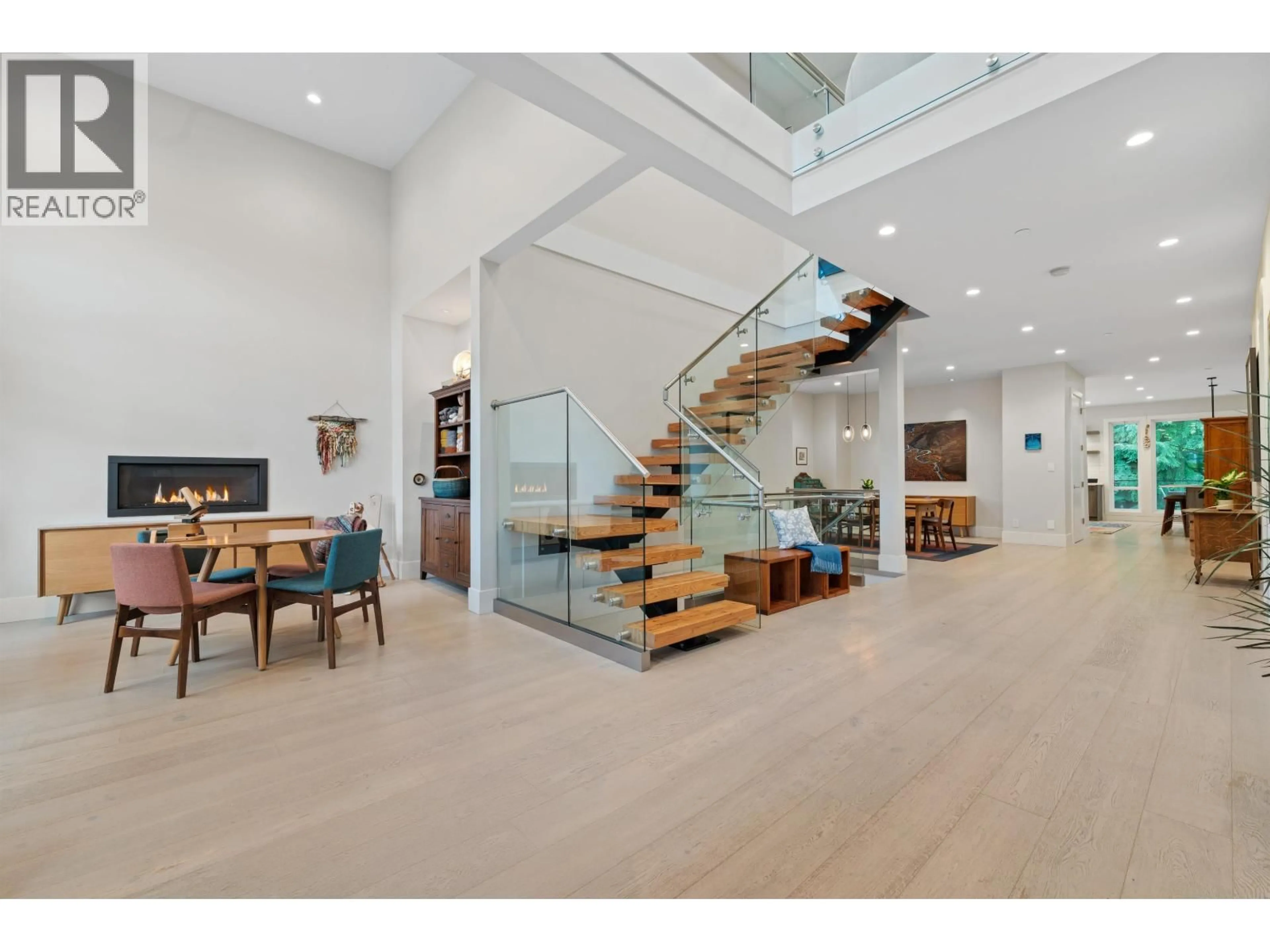 Indoor foyer for 3404 MAMQUAM ROAD, Squamish British Columbia V8B0S6