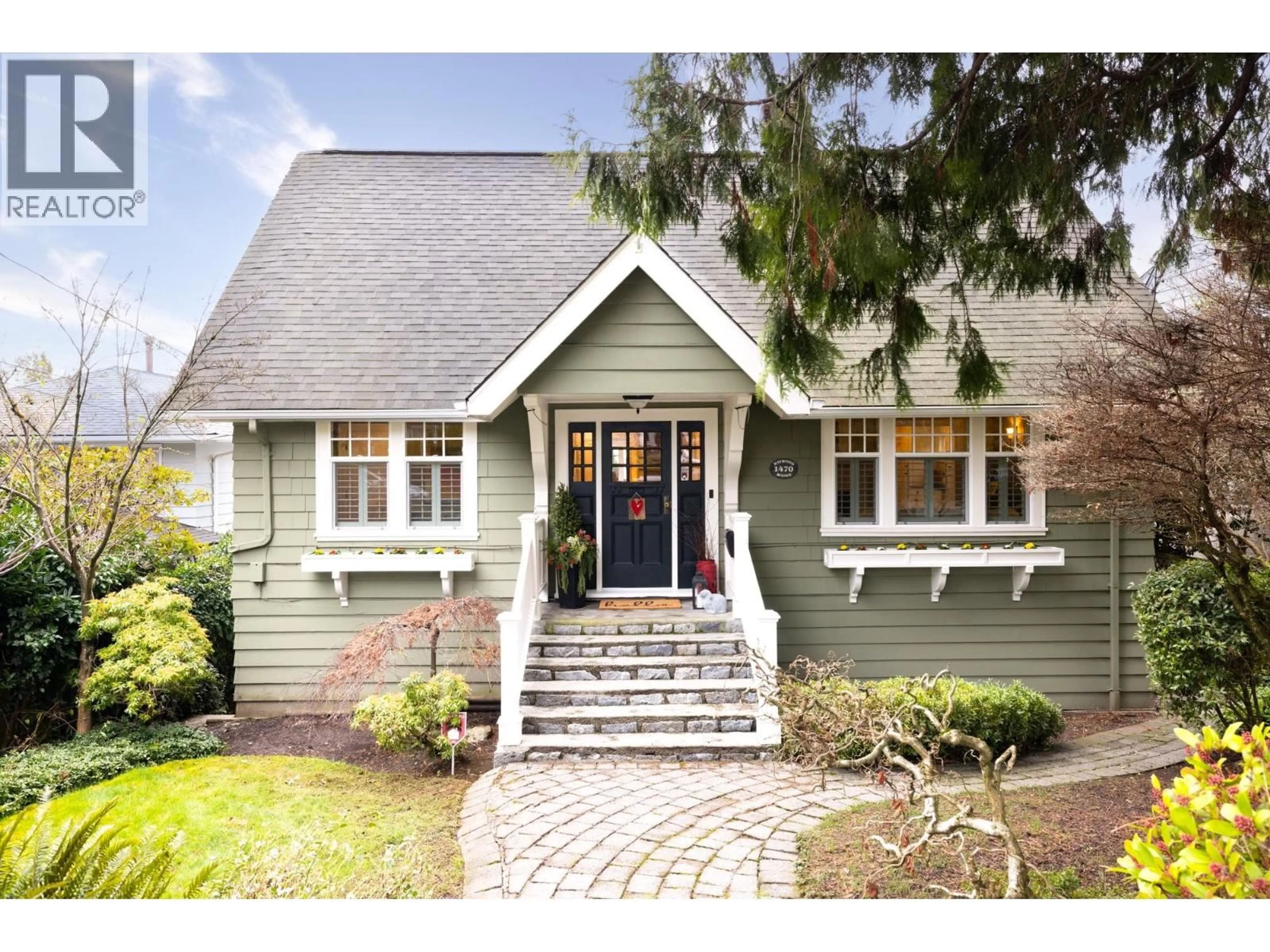 Home with vinyl exterior material, street for 1470 HAYWOOD AVENUE, West Vancouver British Columbia V7T1V6