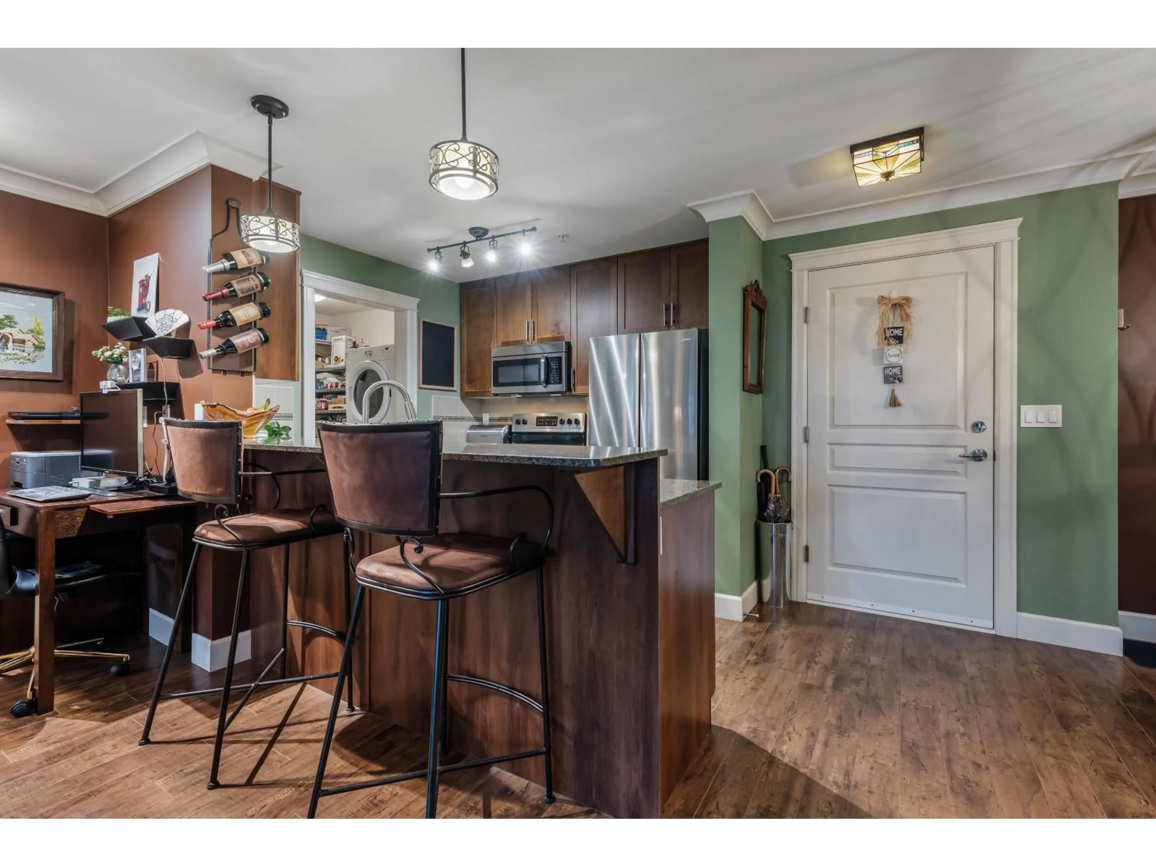 Open concept kitchen, wood/laminate floor for 305 - 45665 PATTEN AVENUE, Chilliwack British Columbia V2P0E3